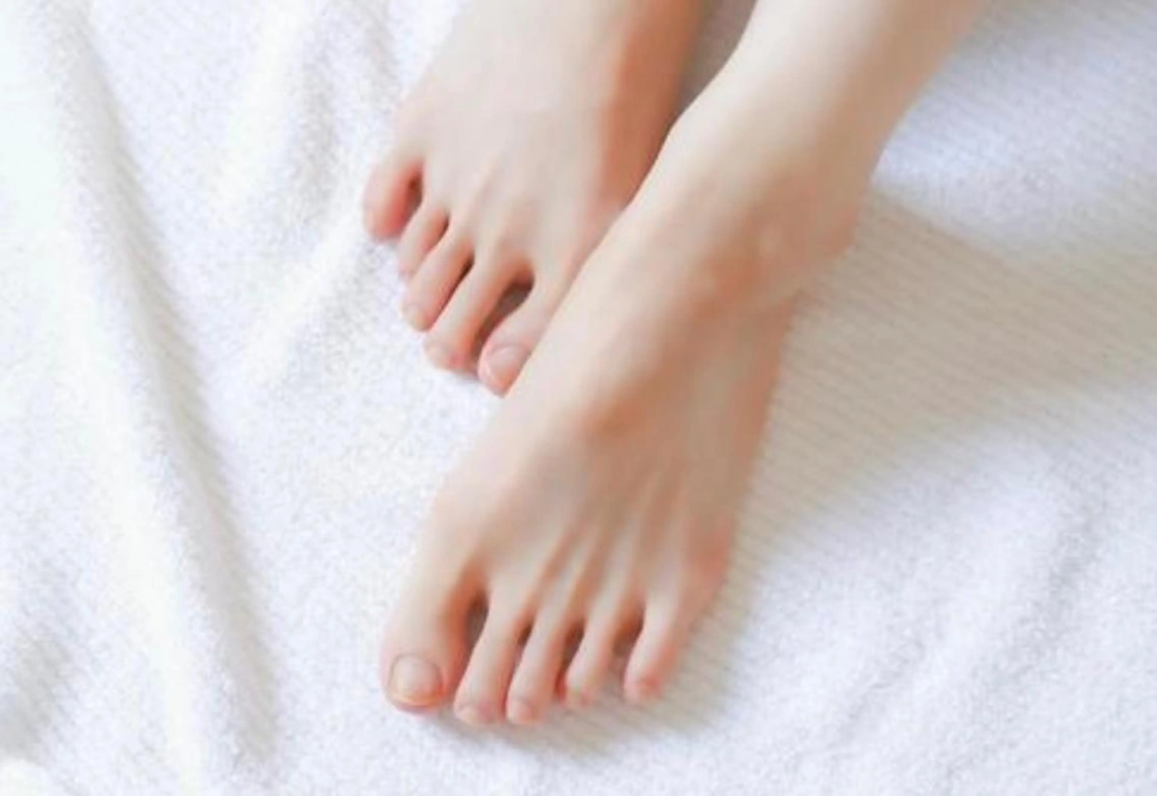 フットケア(長さ整え 甘皮処理 表面磨き ベースコート)の写真