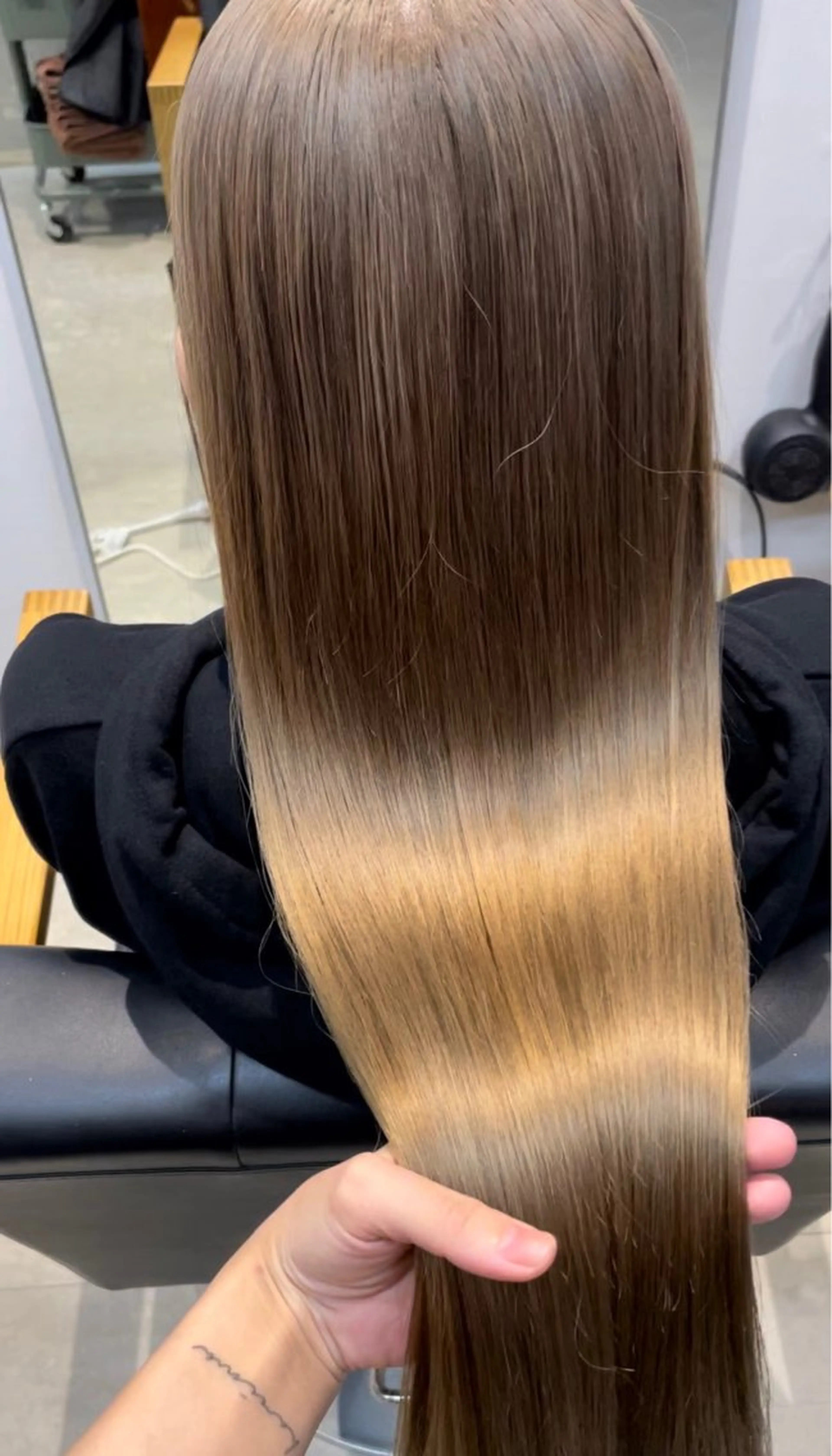 ロング カラー ベージュカラー ネイビーカラー 播磨茜/谷町四丁目/ Le'a/スパニストのヘアスタイル