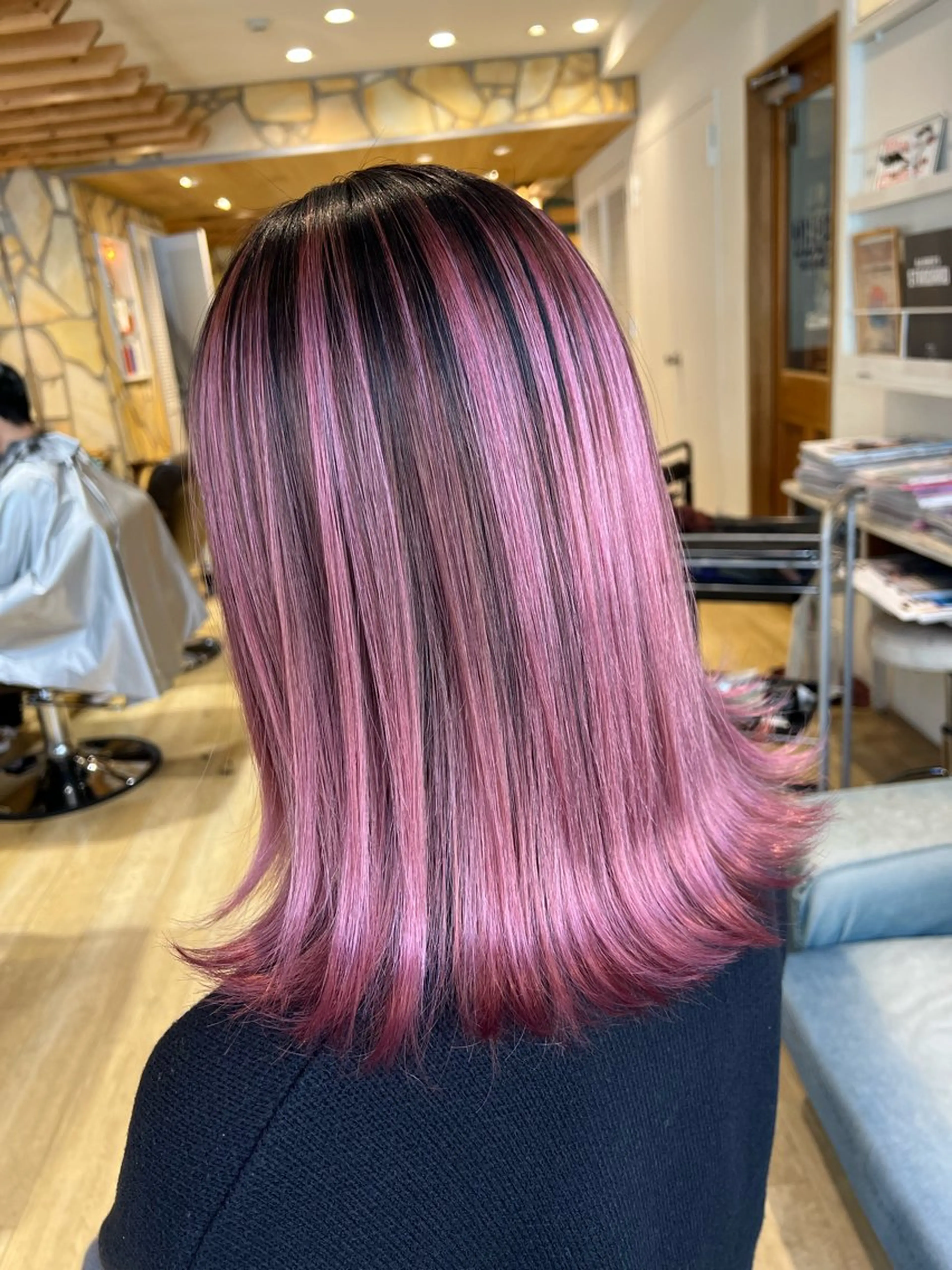 ミディアム レイヤーカット ヘアカラー トリートメント 渋谷ハイトーン/ デザインカラー阿部のヘアスタイル