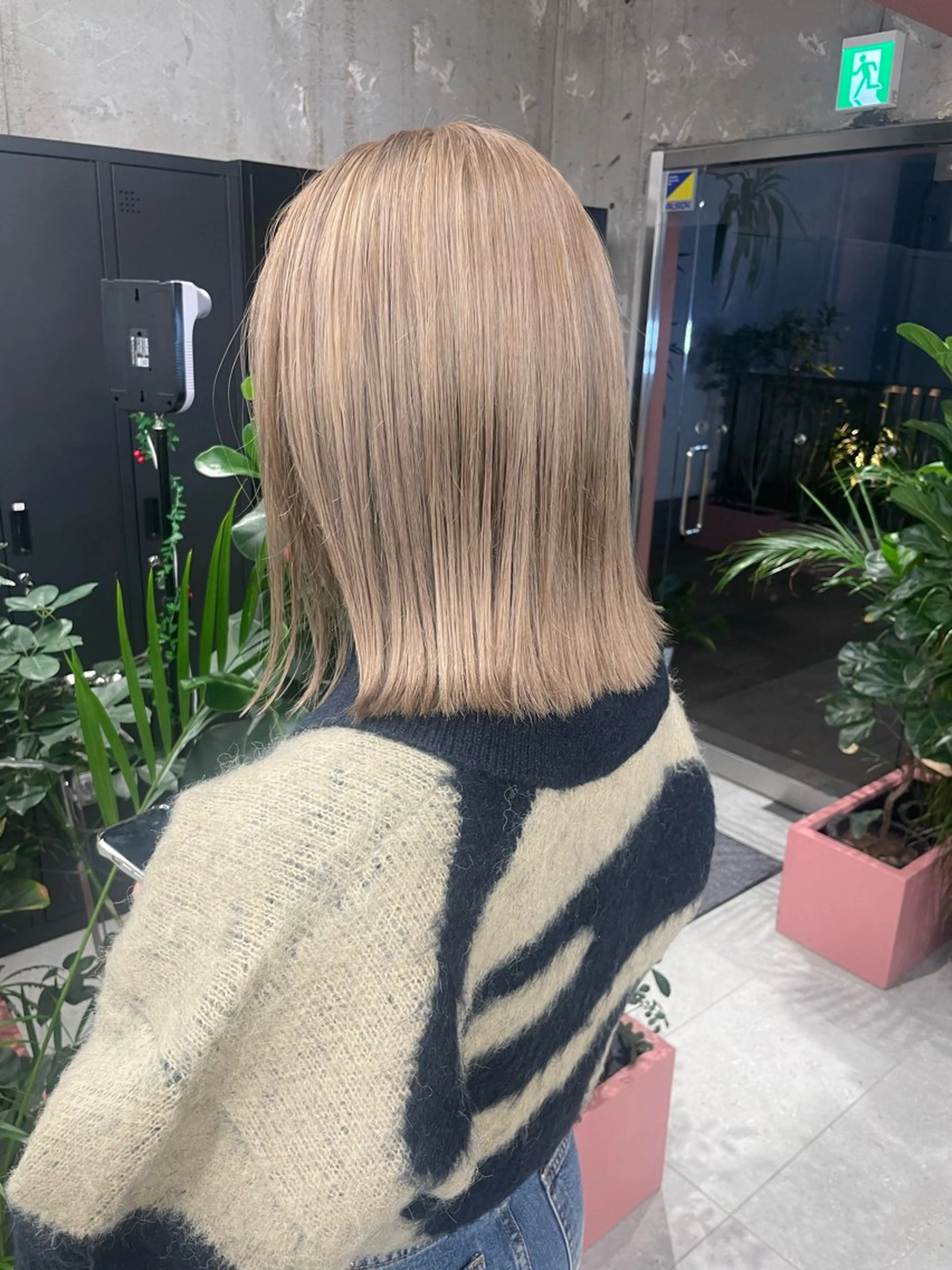 ミディアム カット MIFA レイヤー／パーマのヘアスタイル