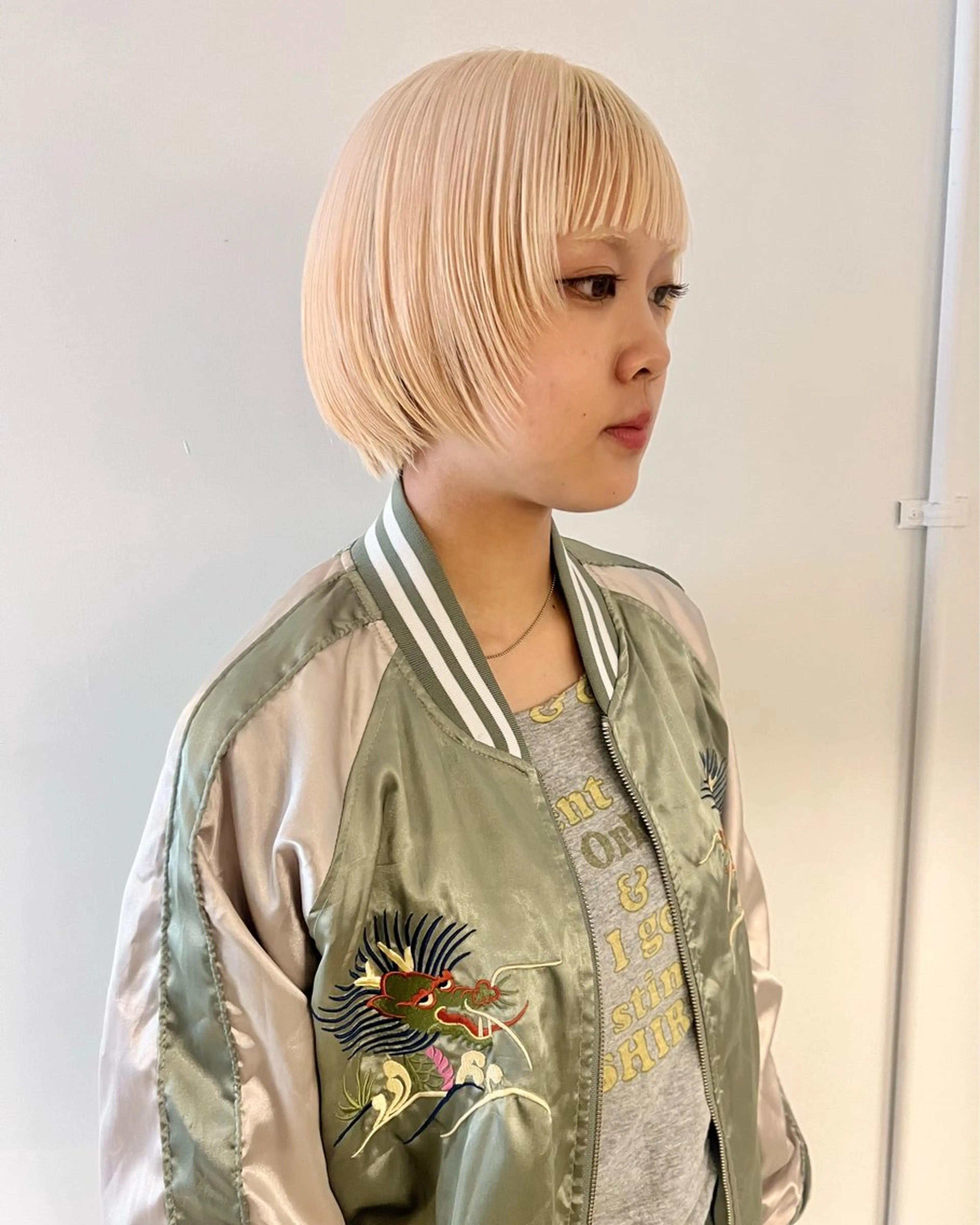 ショート カラー ブリーチ ブロンド ホワイトブロンド RAIMA ケアハイトーンのヘアスタイル