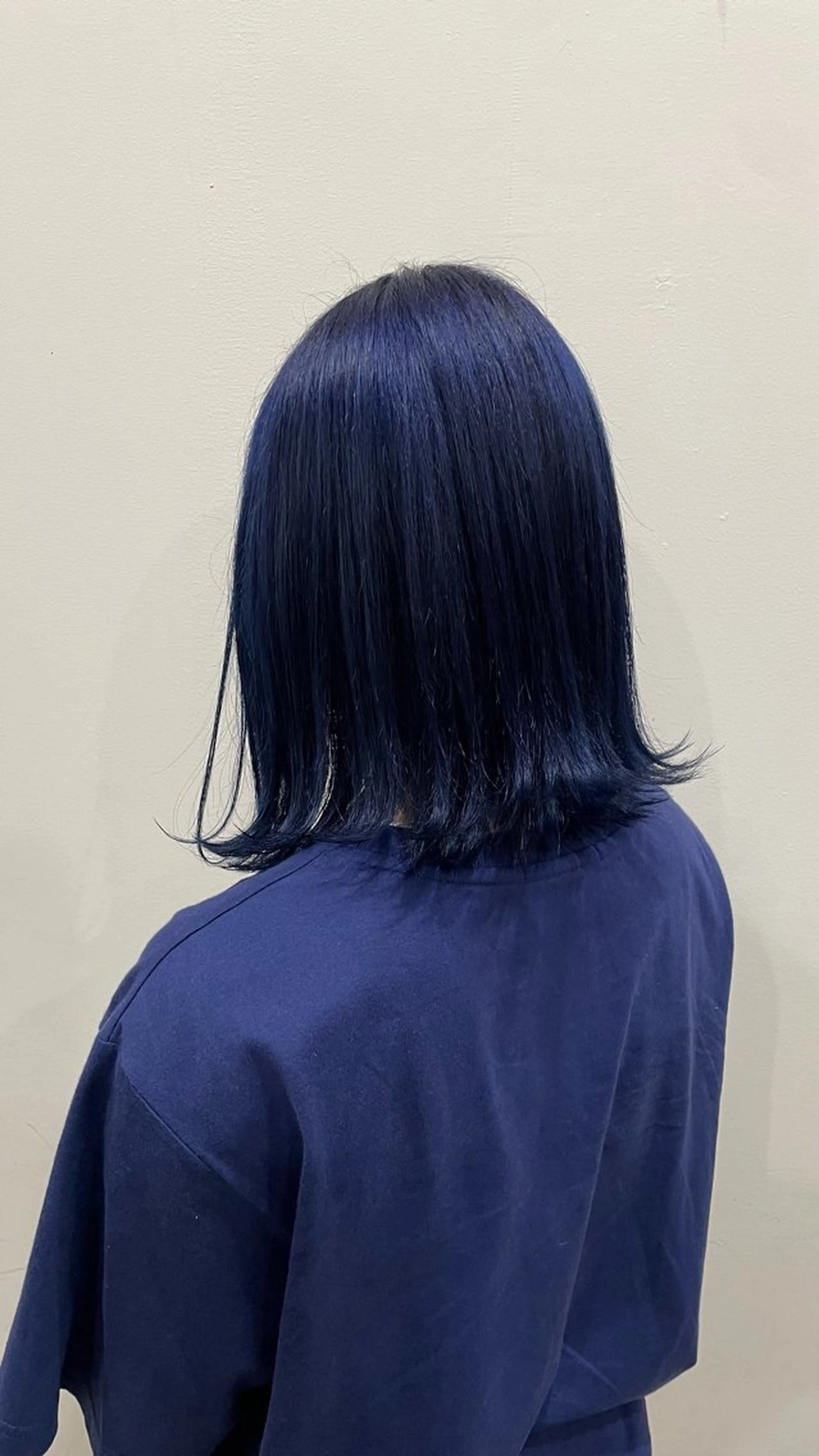 ショート カラー 黒髪 ブリーチ ブルーカラー ブルーブラック ヤスダ ホノカのヘアスタイル