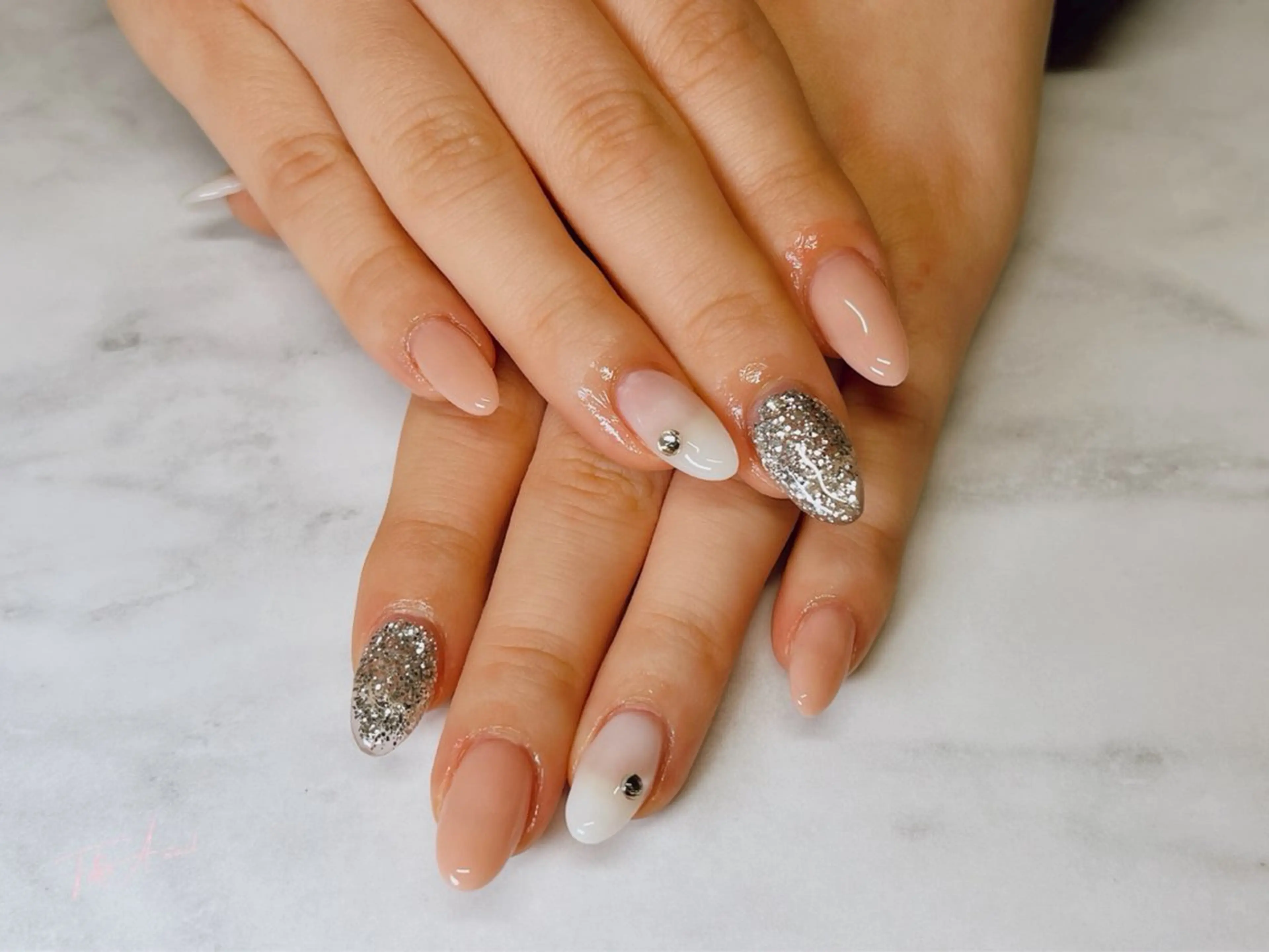 ネイル 長さ出し ジェルネイル ラメ(グリッター) ニュアンスネイル オフィスネイル ハンドネイル T&A nailのネイルデザイン