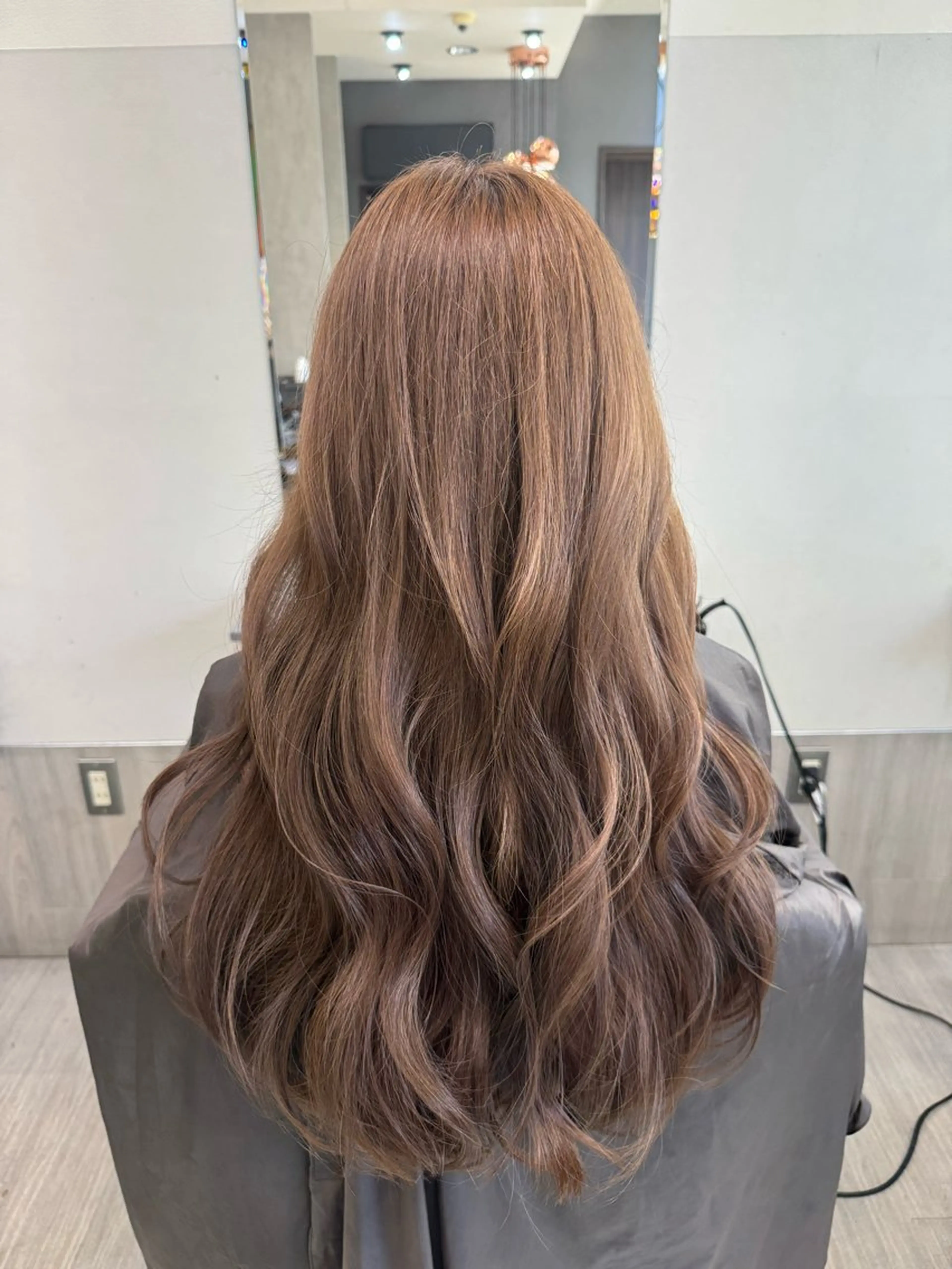 ロング カラー 赤みなしオリーブ ハイトーン×レイヤーのヘアスタイル