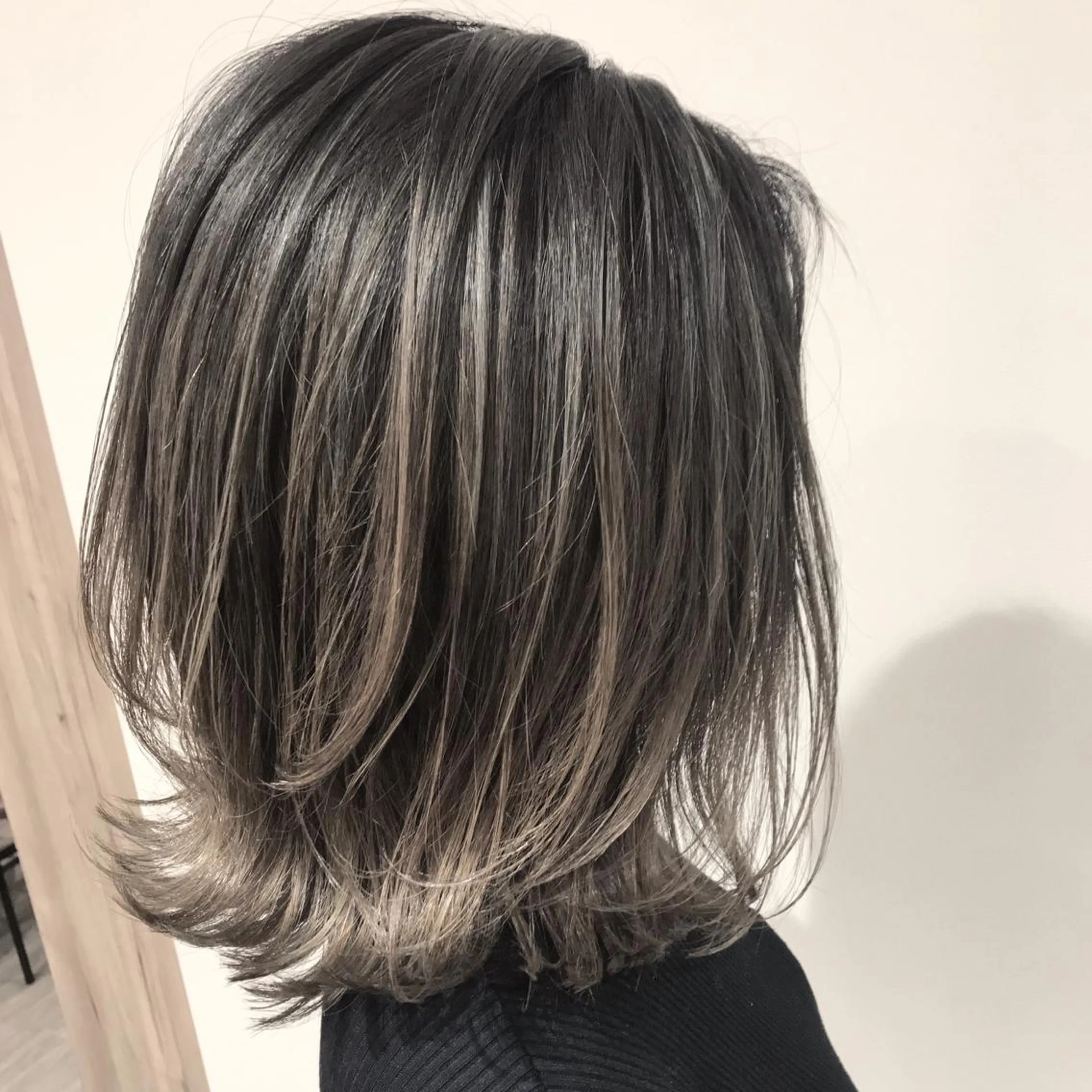 ミディアム カラー アッシュ アッシュグレー アッシュグレージュ バレイヤージュ ベージュカラー AMI Hair  supply所属・髪質改善カラー韓国風 レイヤーtudaのヘアスタイル