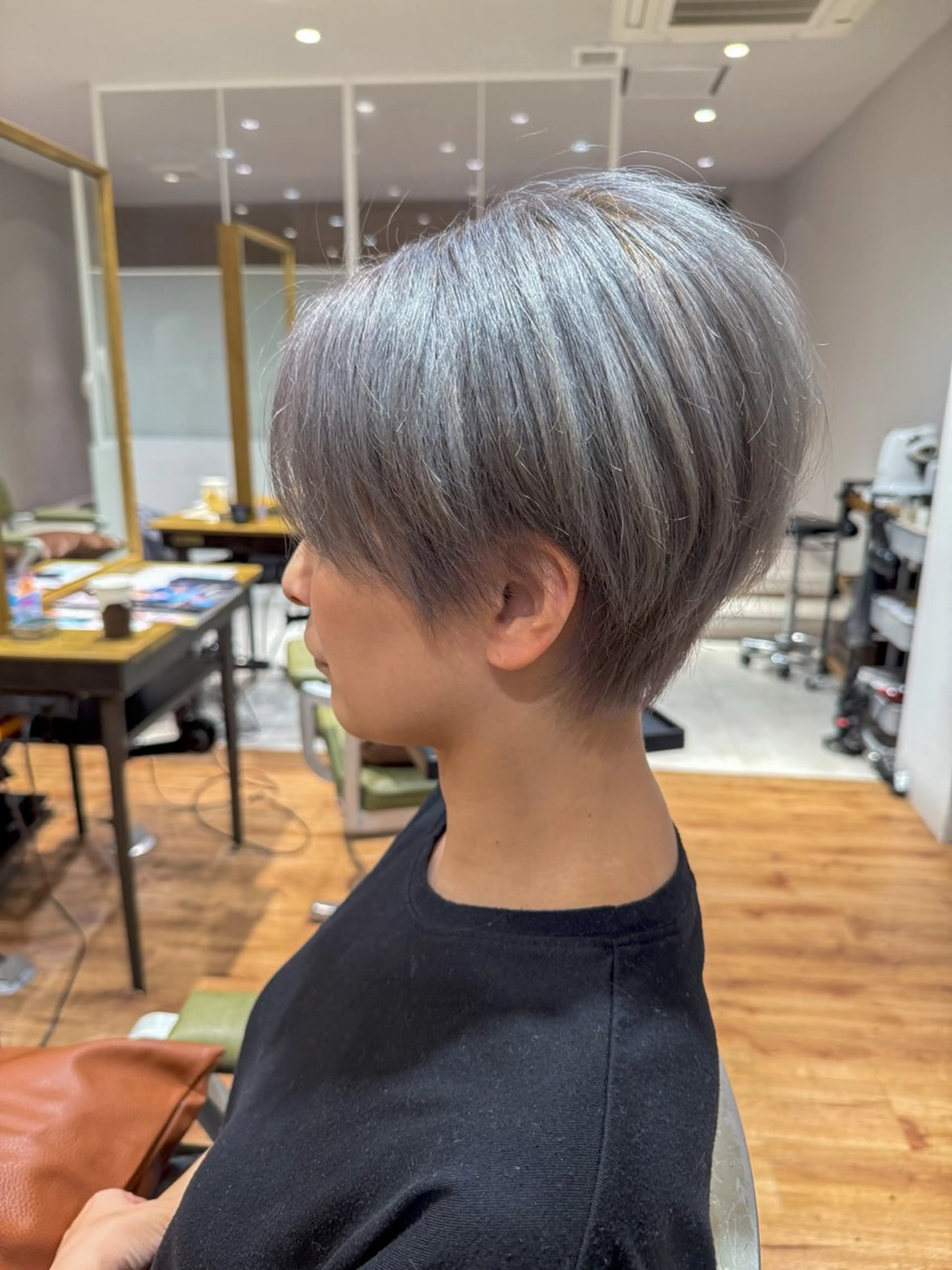 ショート カラー ブリーチ シルバー ホワイトシルバー 宮澤弘一/大宮/ 髪質改善/完全個室のヘアスタイル