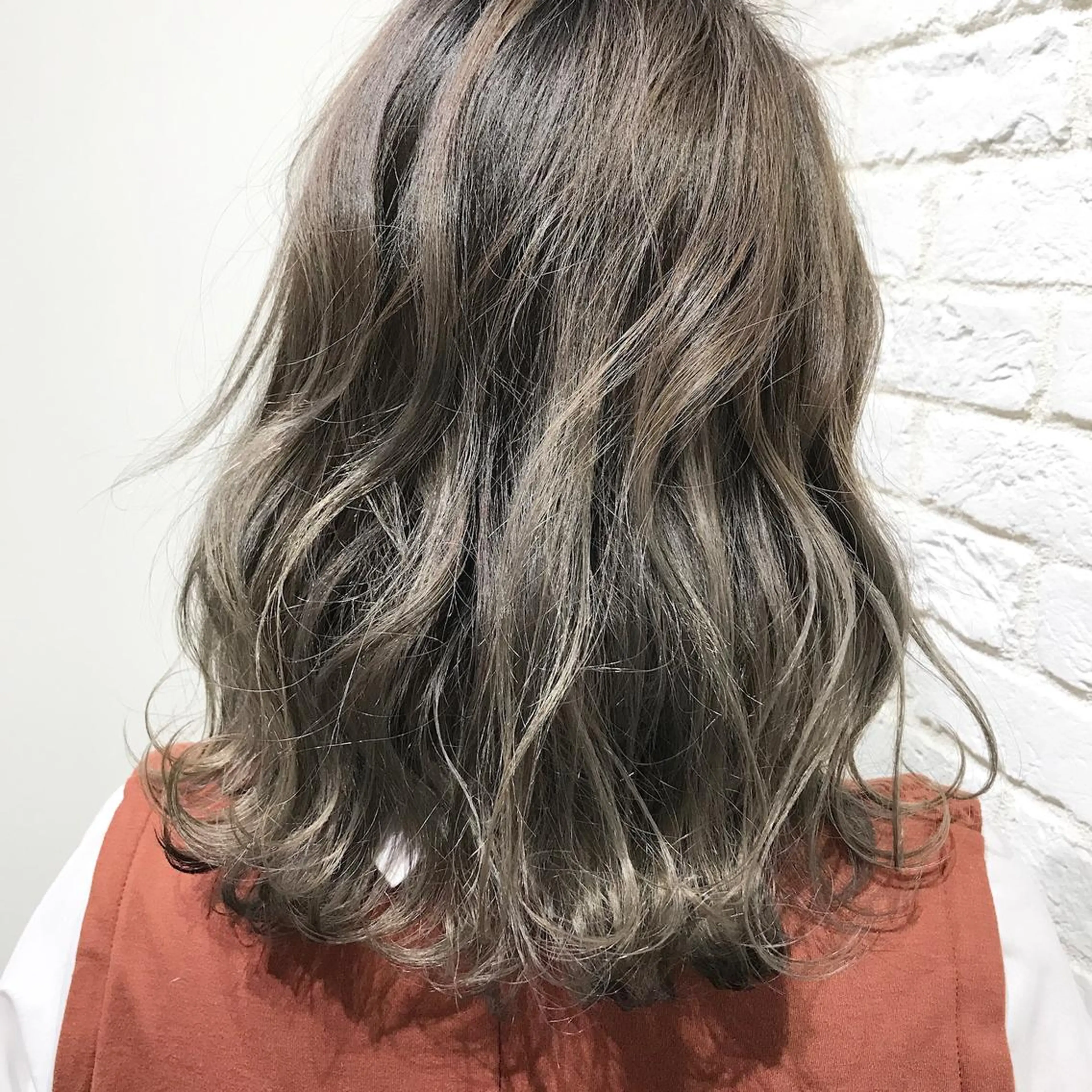 ミディアム カラー UMEDA FIGAROのヘアスタイル