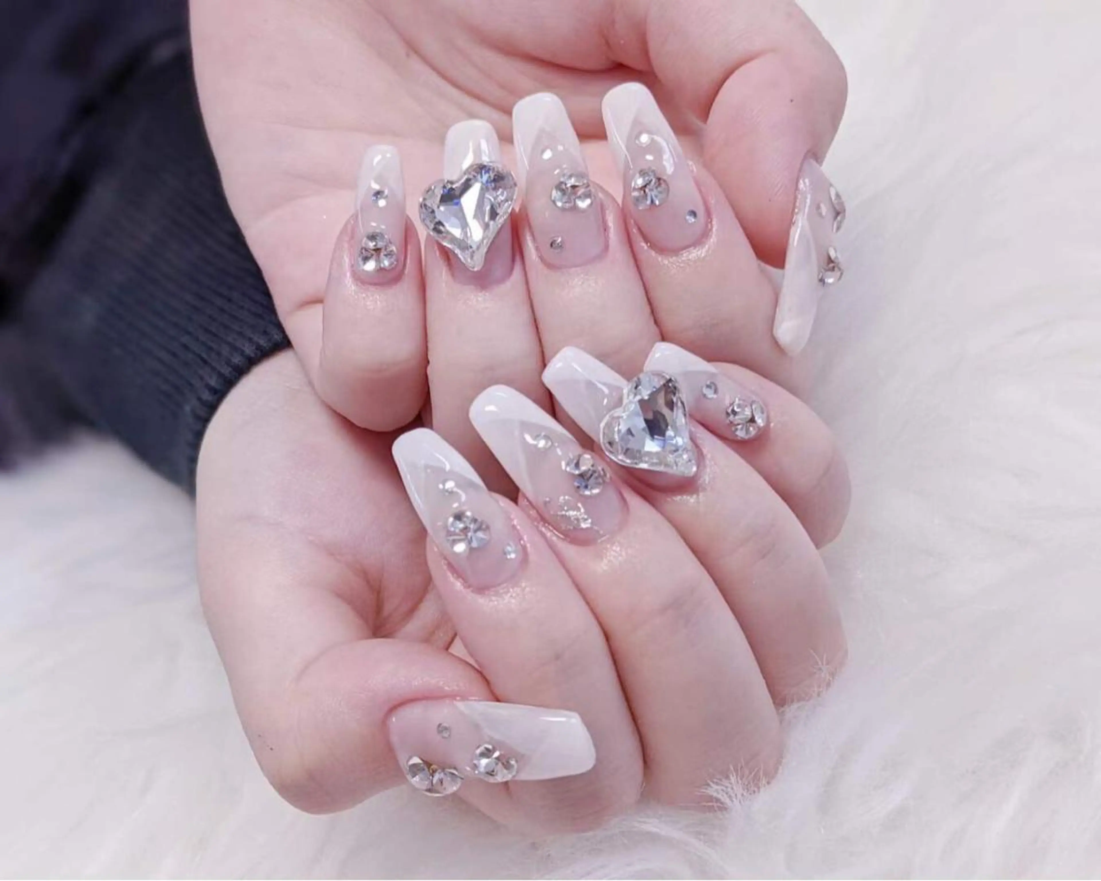 ネイル フレンチネイル キラキラネイル 斜めフレンチ スカルプネイル ハンドネイル MoonNail ユリ🌸のネイルデザイン