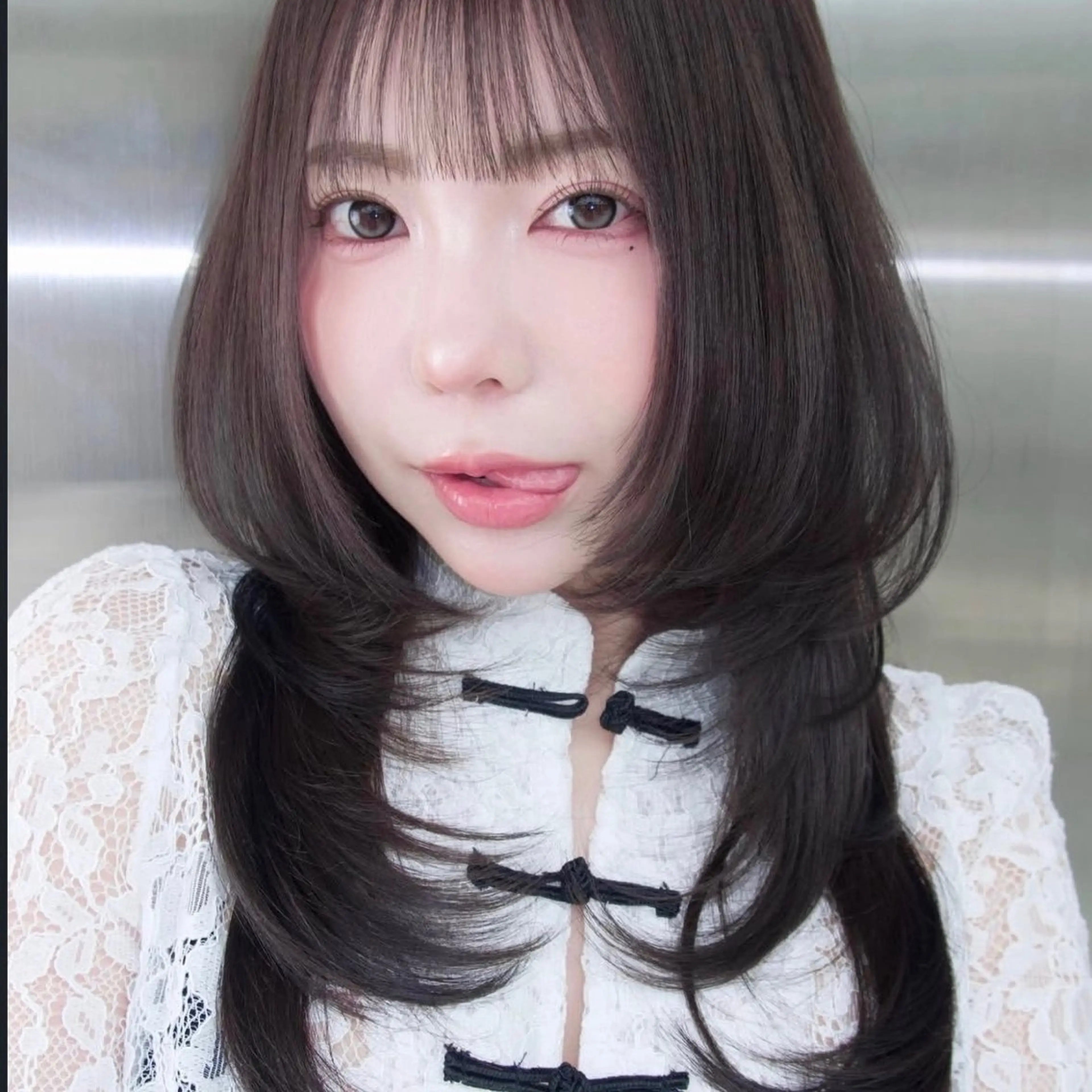 セミロング くびれヘア 顔周りカット ハイレイヤー 韓国風ヘア レイヤーカット がわ/ハイレイヤー /ハイトーンカラーのヘアスタイル