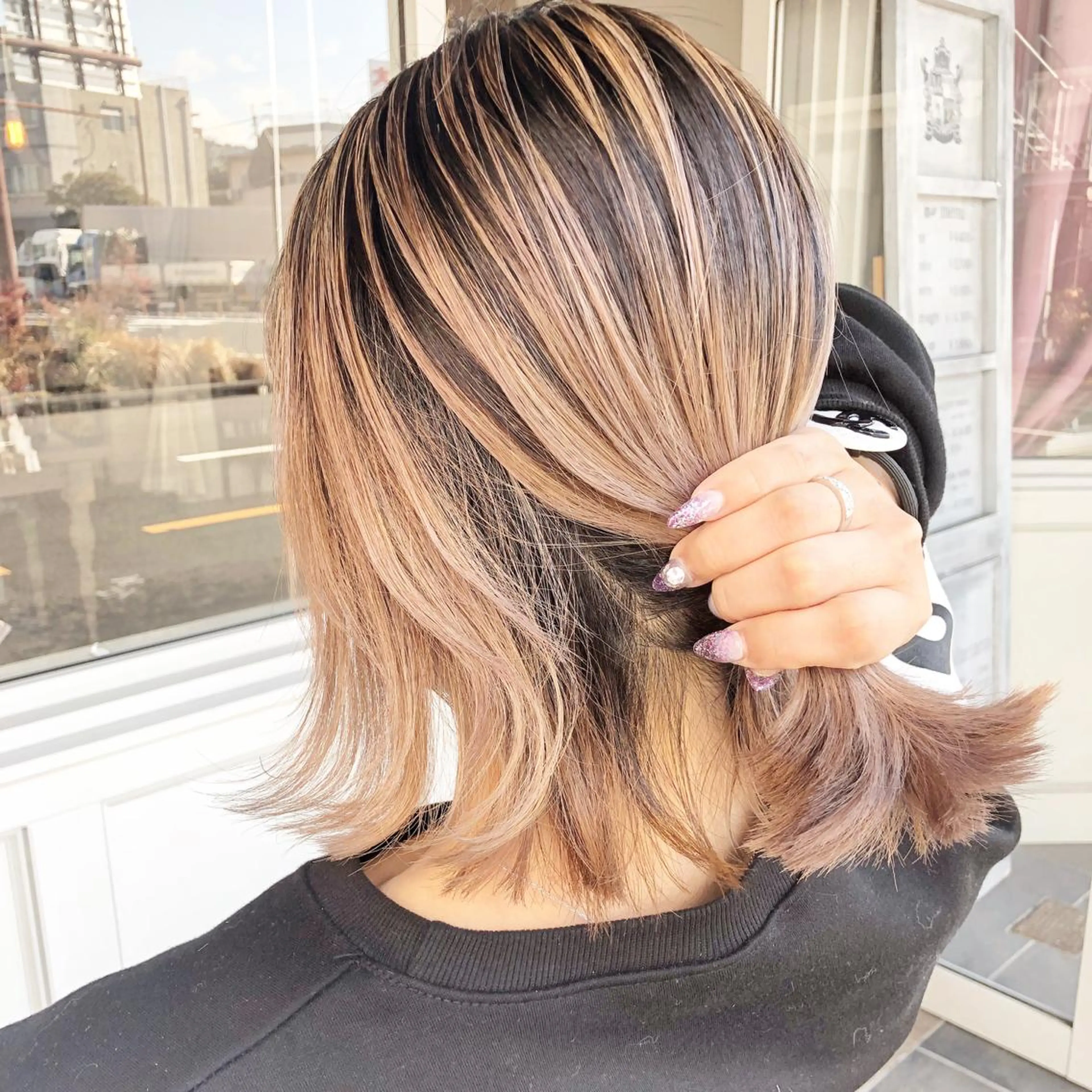 ミディアム カラー ヘアアレンジ お団子ヘア 切りっぱなしボブ バレイヤージュ ブリーチ デザインカラー Mariana/ 鶴原-ハイライトのヘアスタイル