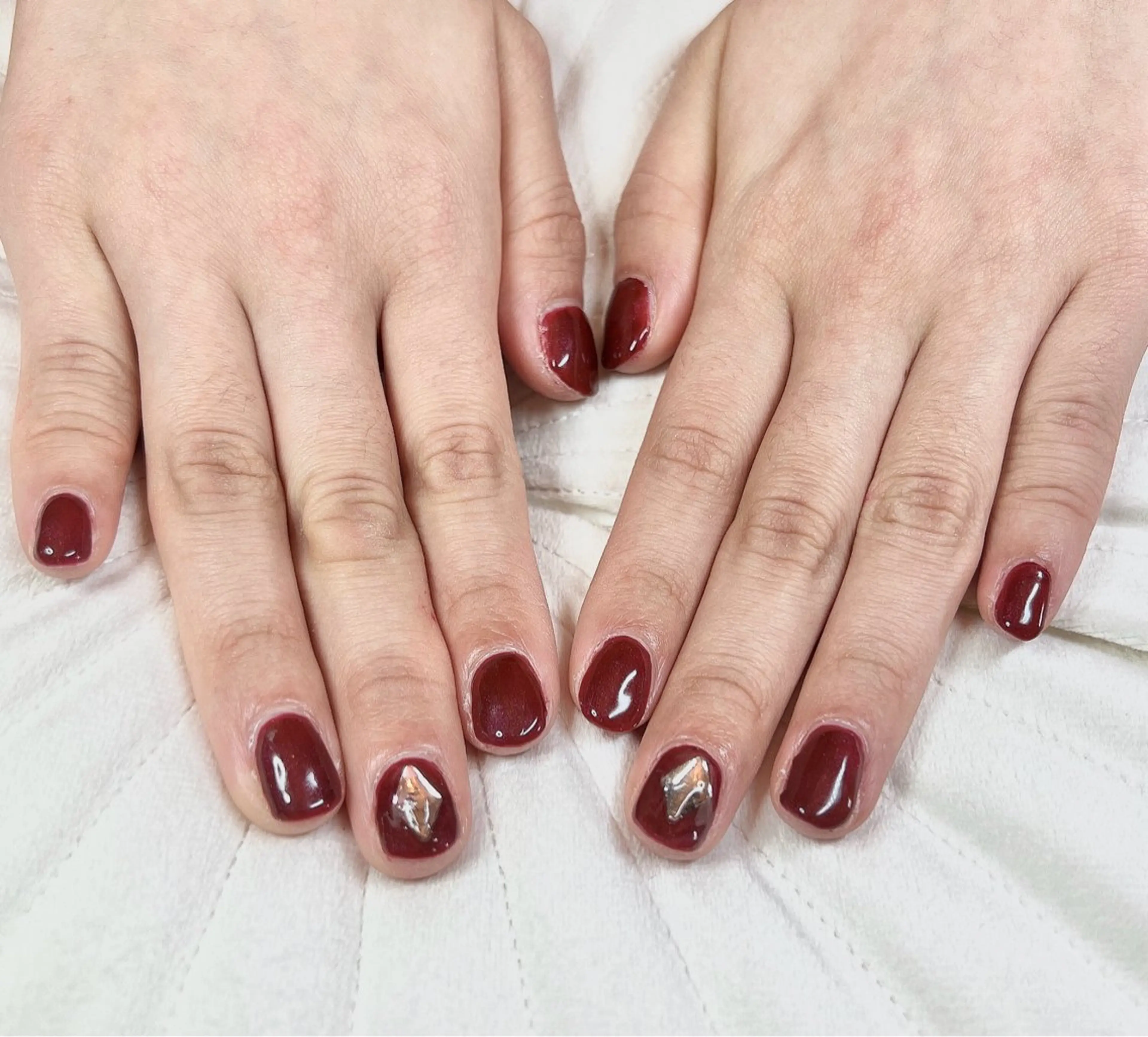 ネイル ワンカラーネイル MIKA／耳ツボ ／マグネットネイルのネイルデザイン