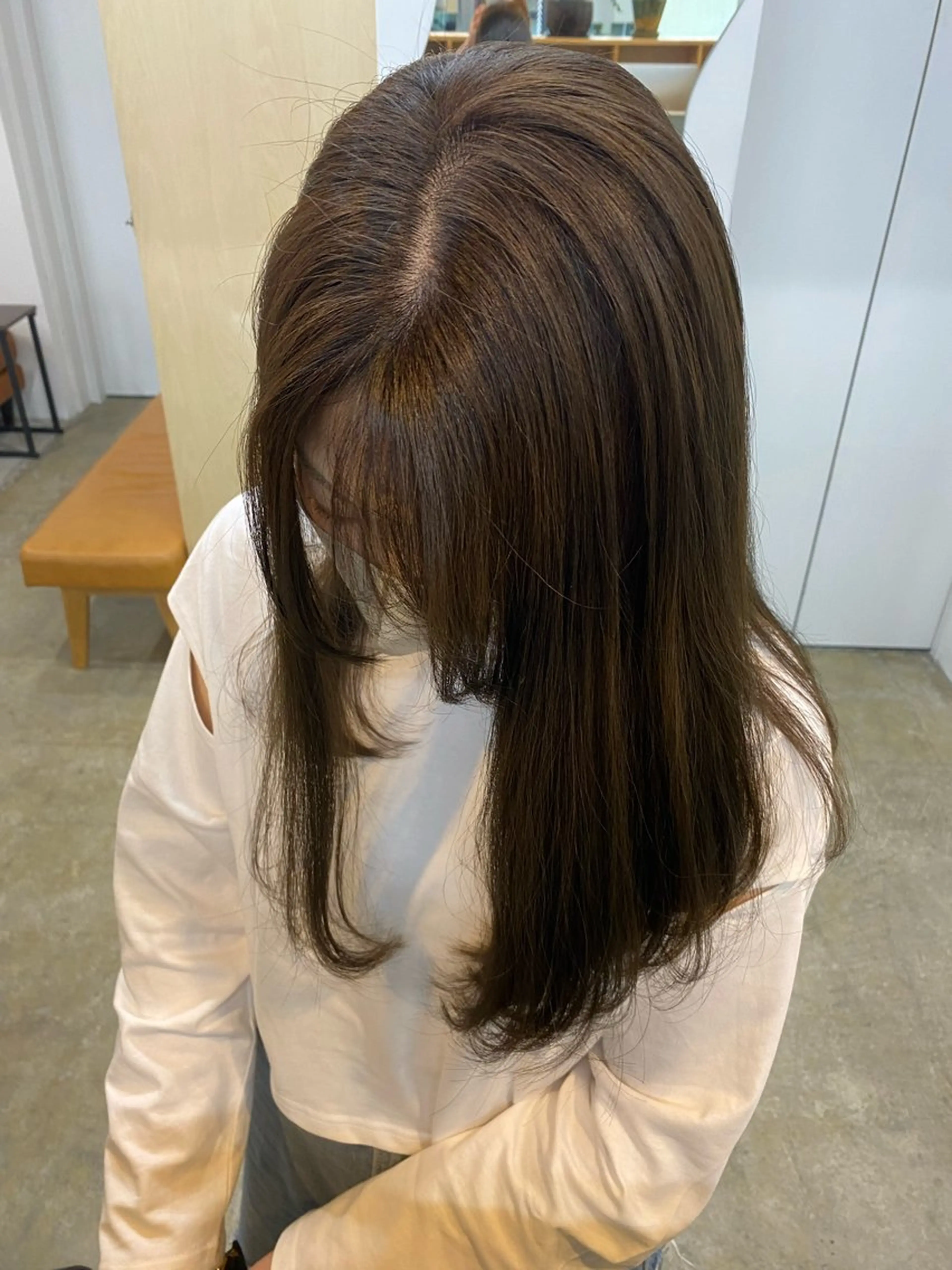 セミロング カラー ベージュカラー 透明感カラー オリーブベージュ シミズ アスカのヘアスタイル