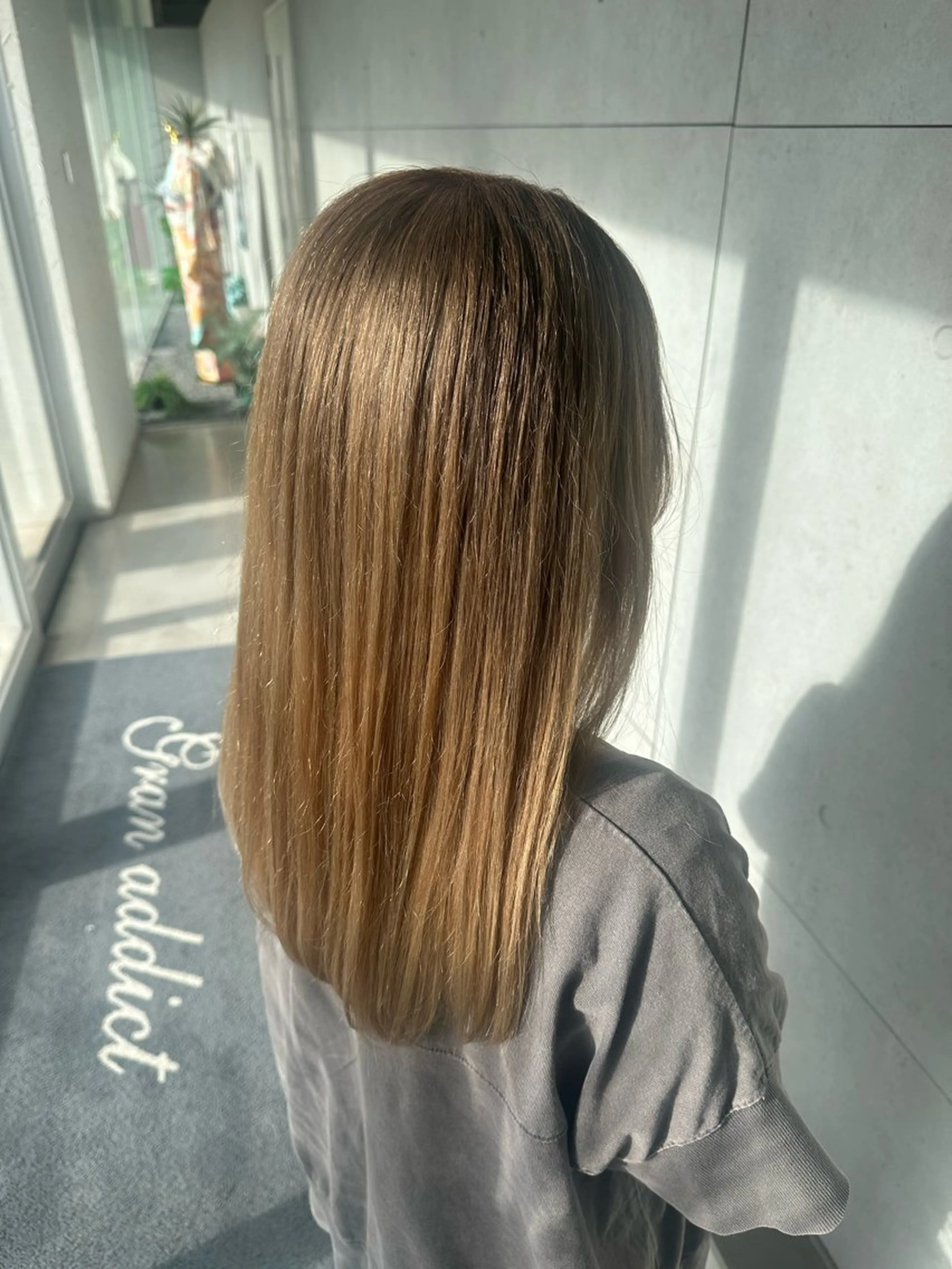 セミロング カラー 赤津 唯のヘアスタイル