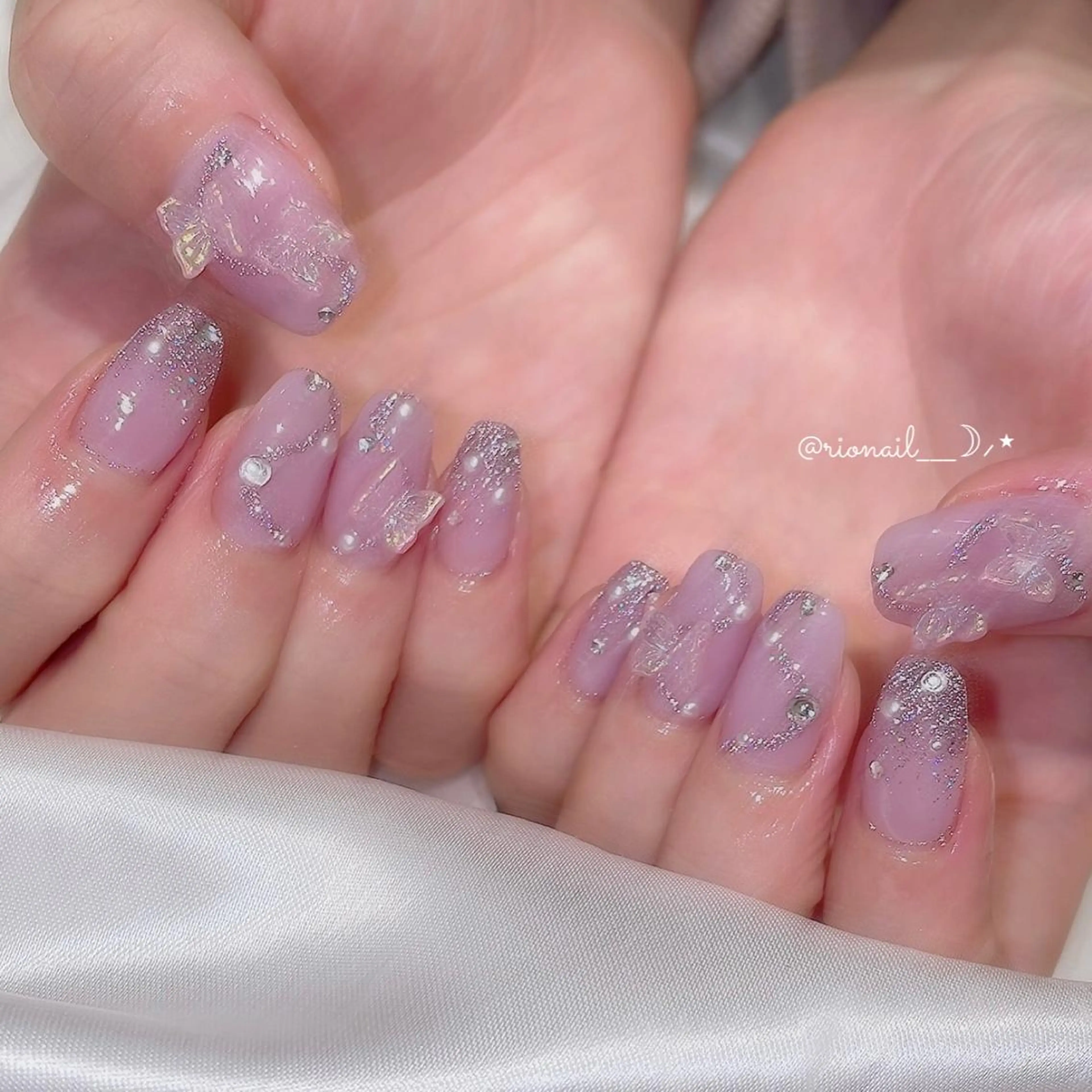 ネイル 𝘙𝘪𝘰𝘯𝘢 ...🕯🤍のネイルデザイン
