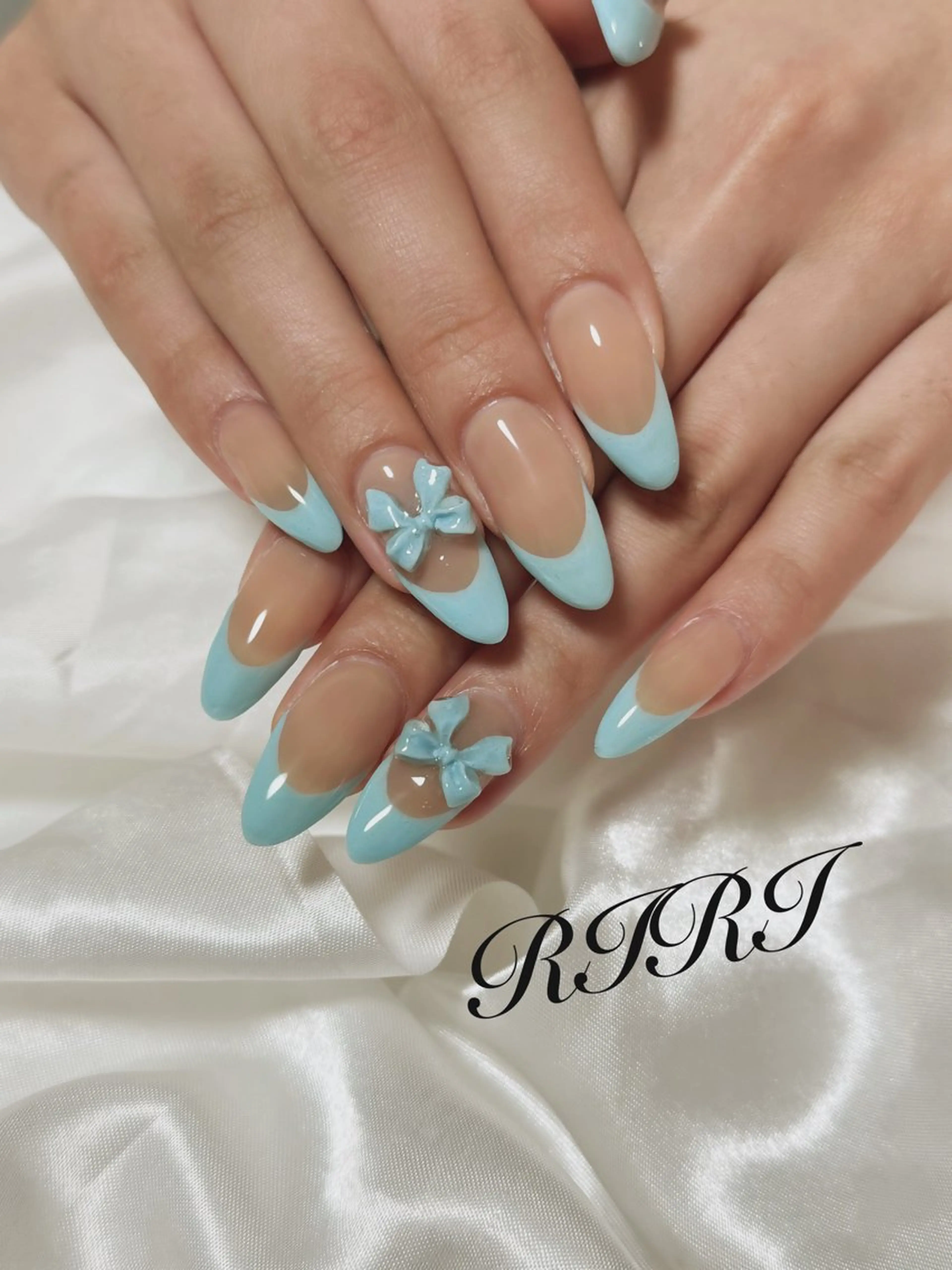 ネイル フレンチネイル ジェルネイル キラキラネイル 韓国ネイル 水色 ハンドネイル riri オーナーのネイルデザイン