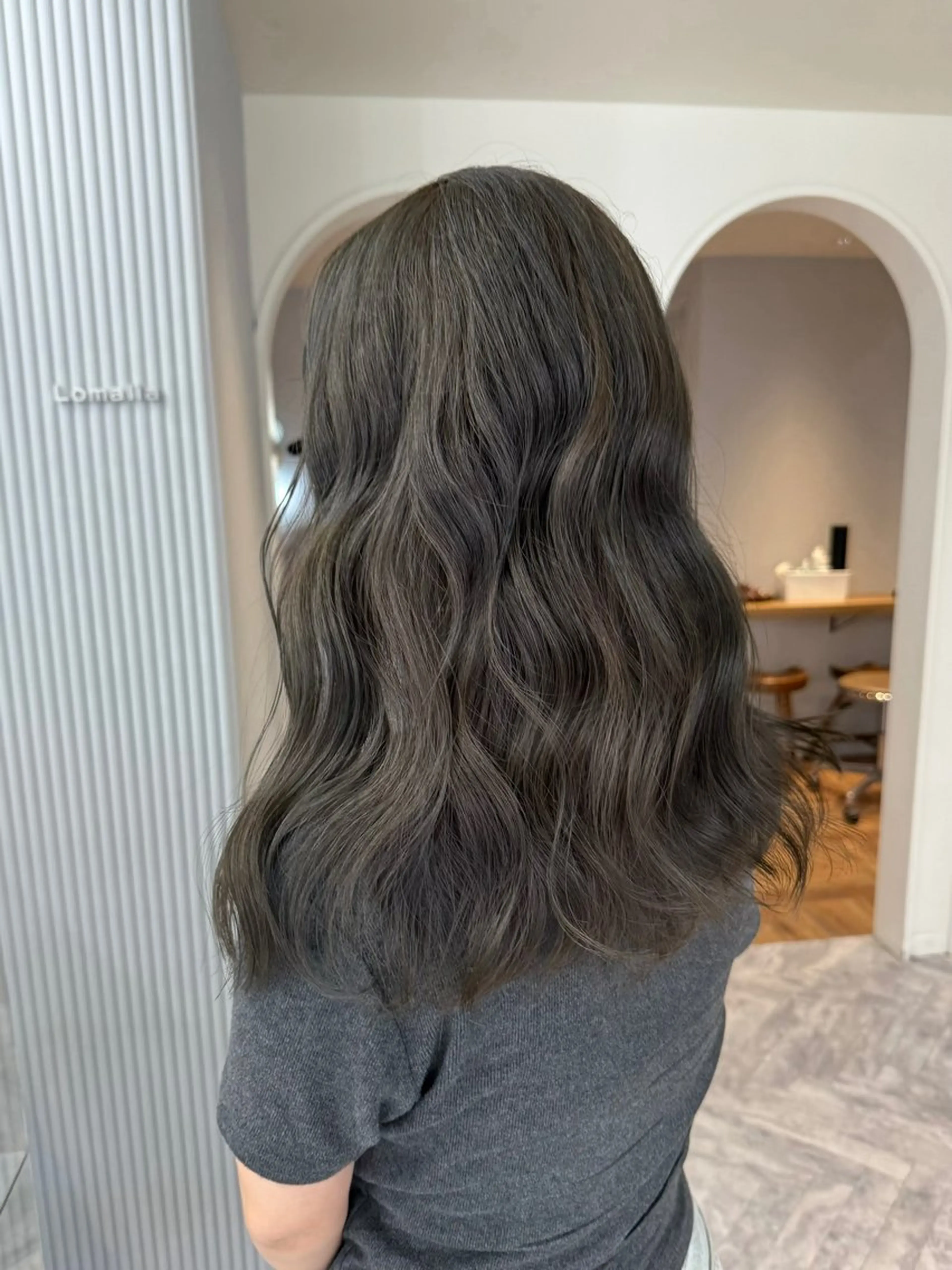 セミロング カラー ミルクティー× グレージュMOMOのヘアスタイル