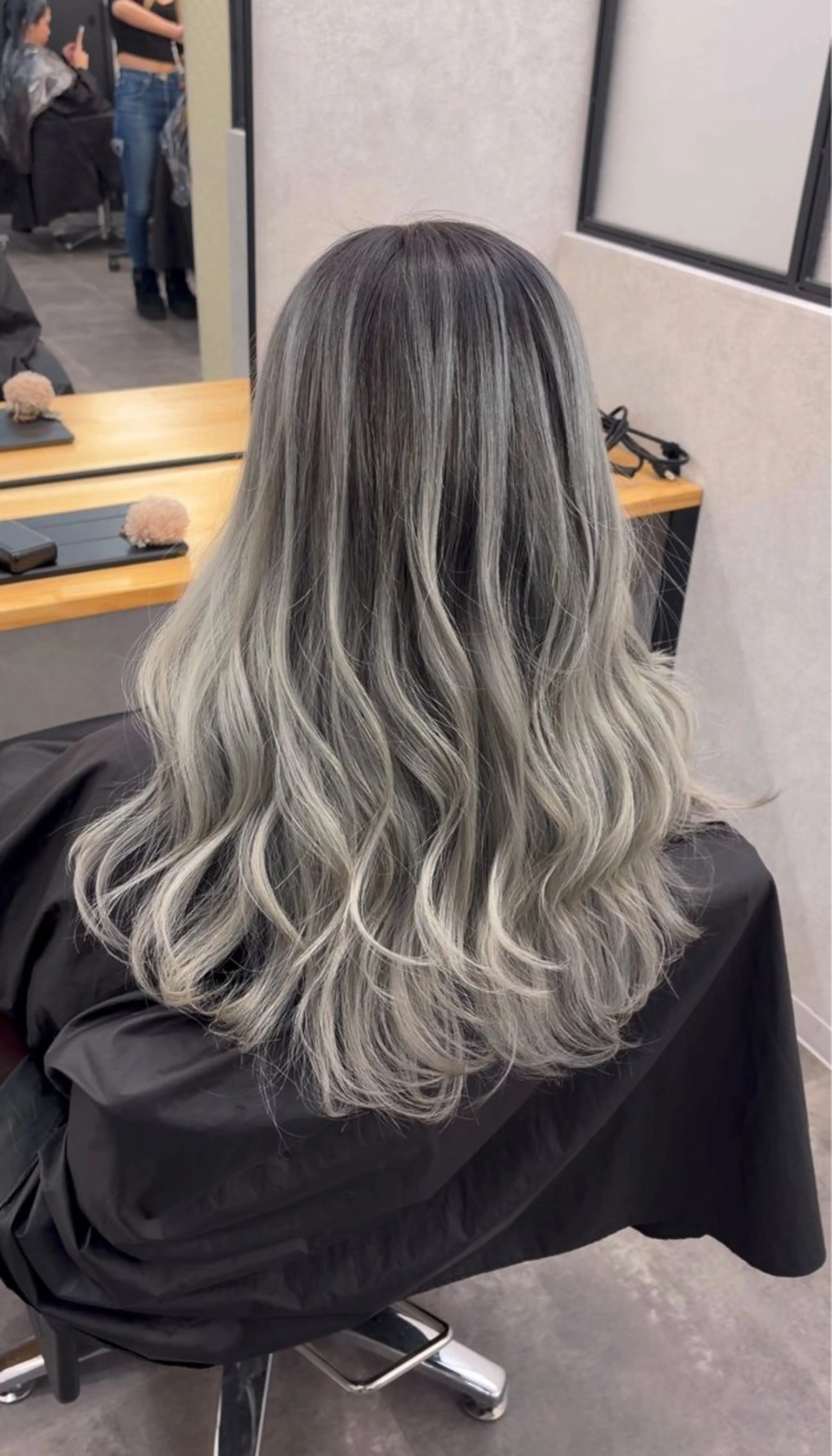 ロング レイヤーカット ヘアカラー 🌟心斎橋レイヤー 艶ハイトーン/ウルフのヘアスタイル