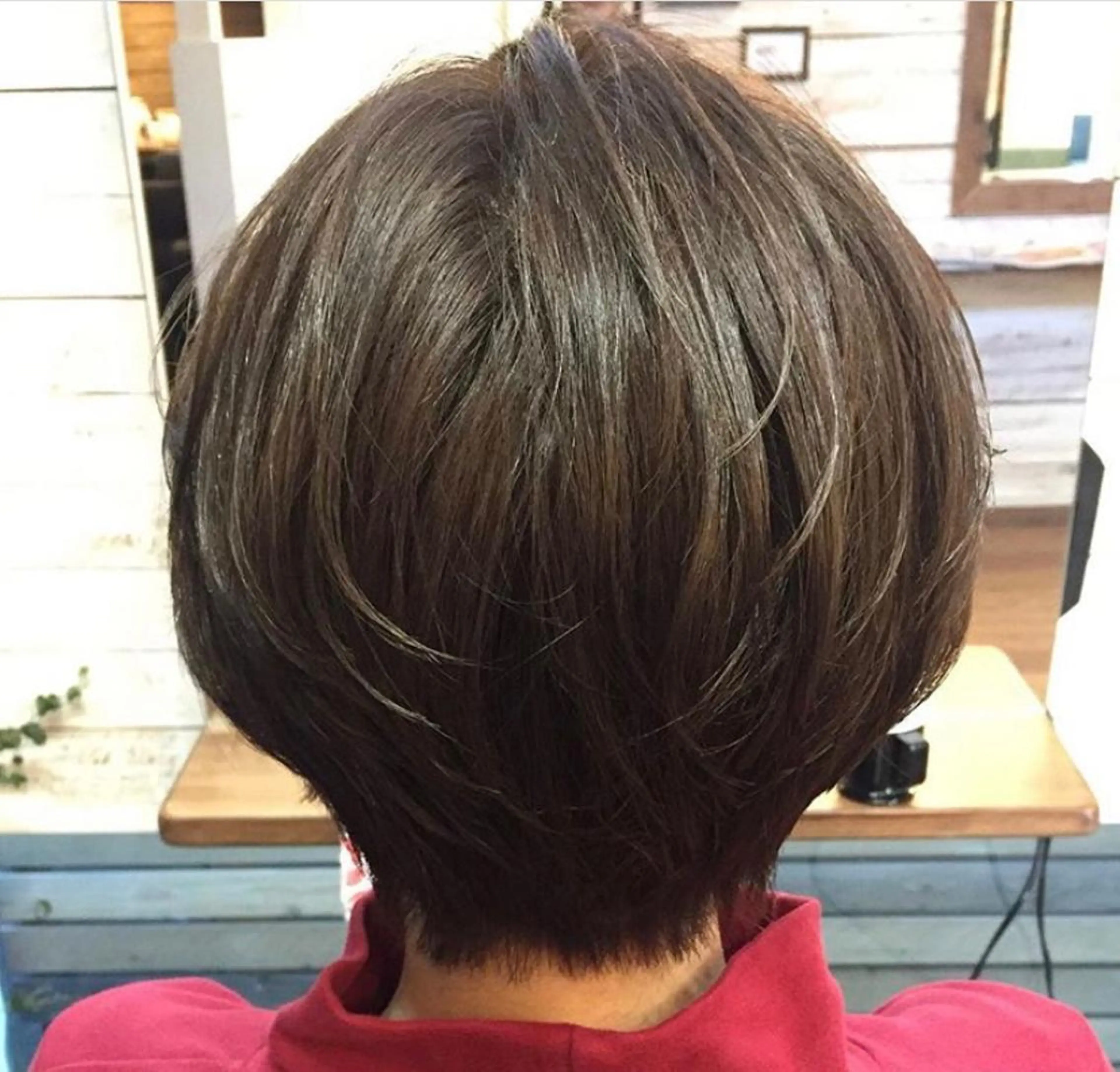 ショート カラー 小坂 愛美のヘアスタイル