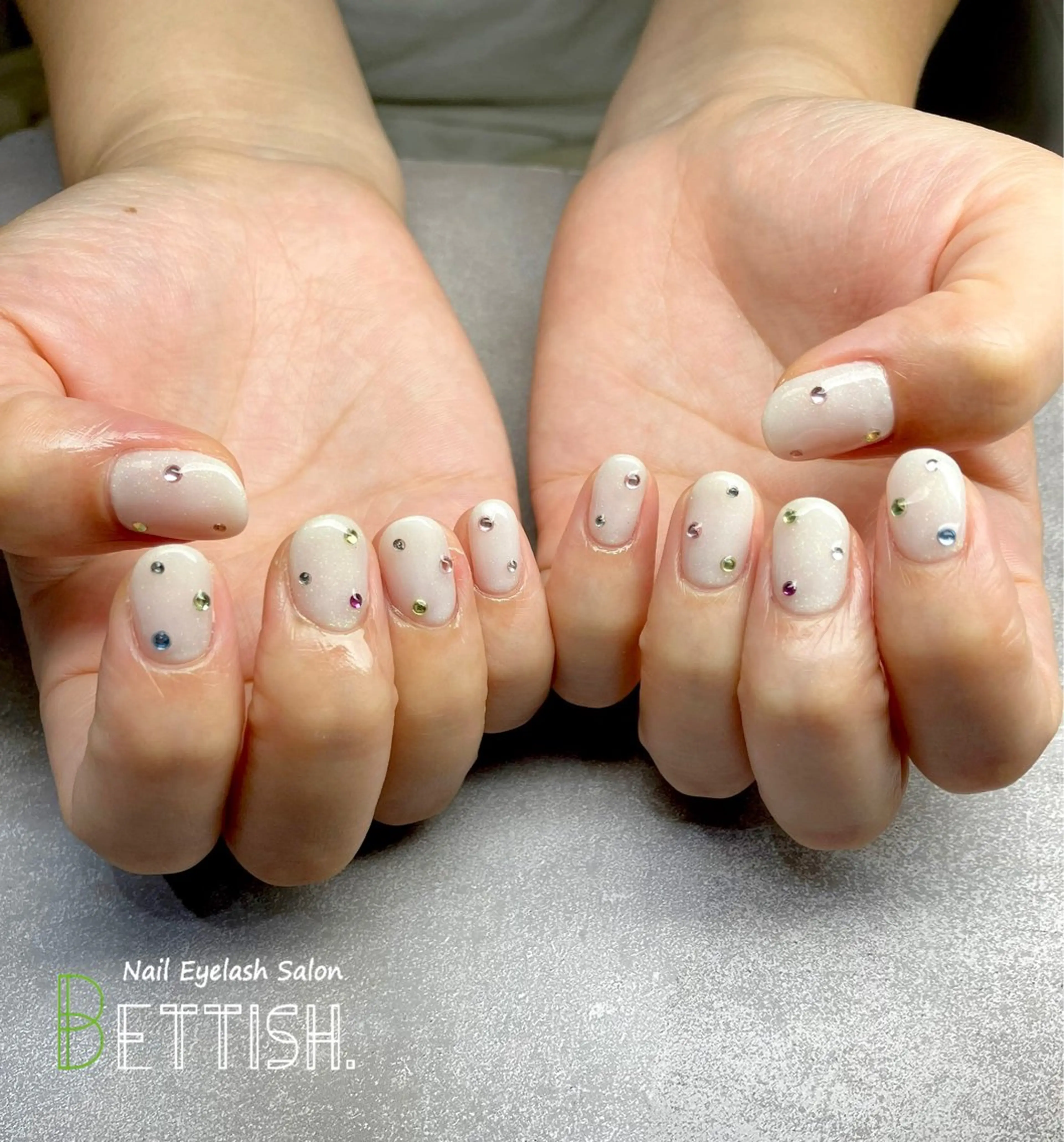 ネイル ストーンネイル ホワイト ハンドネイル BETTISH. KUMIKO☺︎︎のネイルデザイン