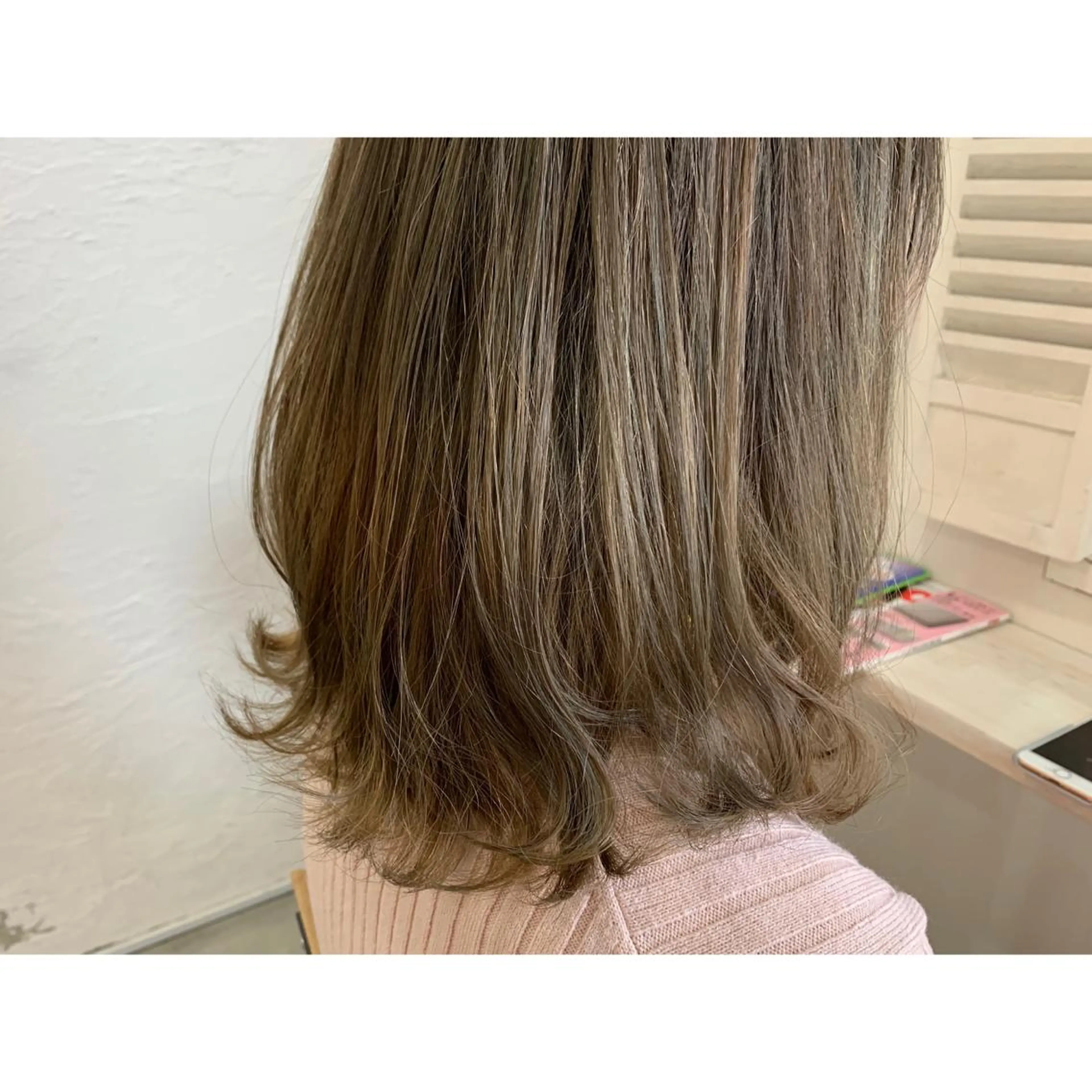 ミディアム カラー fio マナミのヘアスタイル