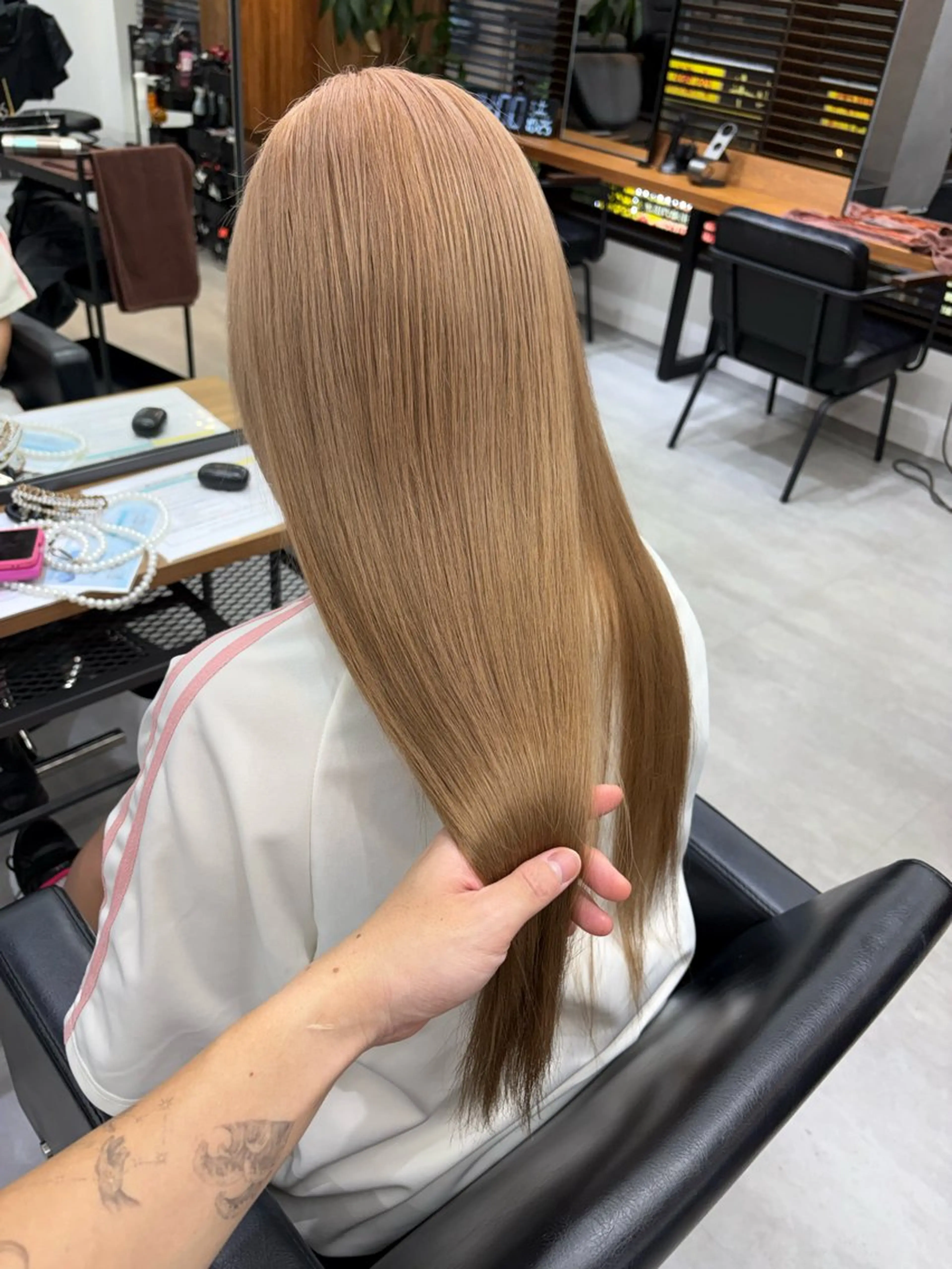 セミロング カラー ベージュカラー ブリーチ ケアブリーチ ミルクティーベージュ KEISUKE🐶 カラー✨エクステのヘアスタイル