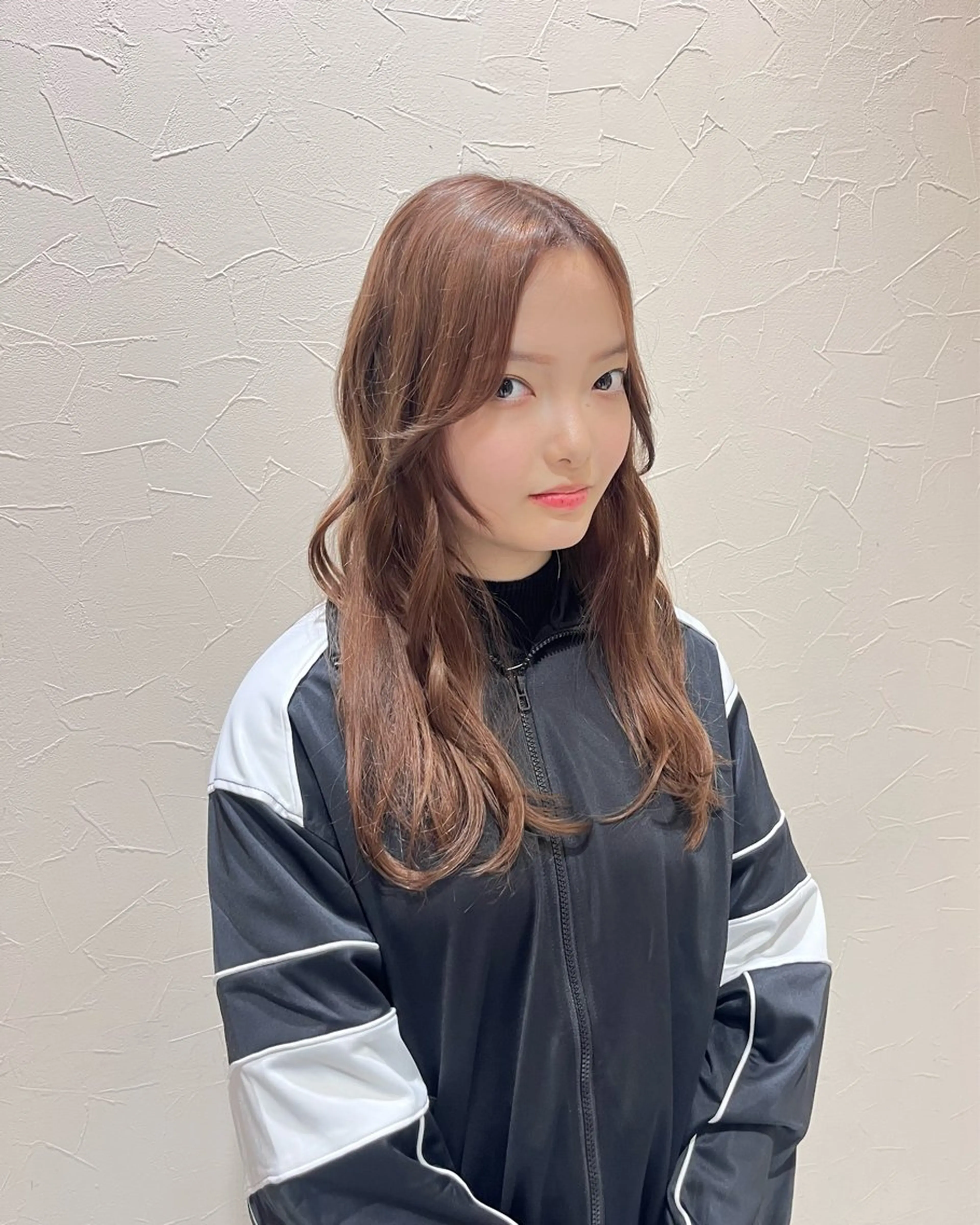 ロング カラー ベージュカラー ブリーチ ケアブリーチ ミルクティーベージュ 顔周りカット カット ヘアカラー トリートメント 小野 友暉のヘアスタイル