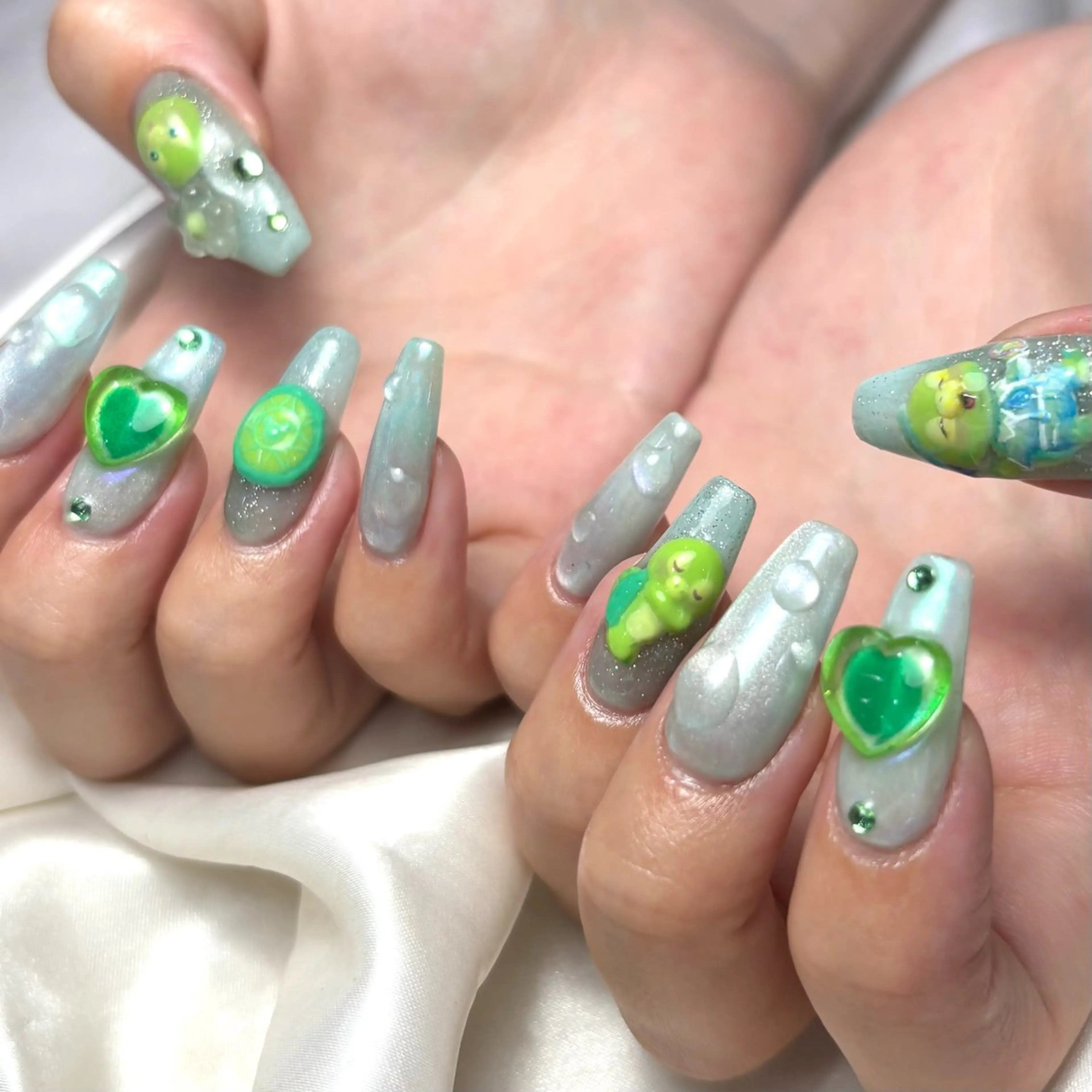 ネイル オーロラネイル マグネットネイル Ray nail natsu🎀のネイルデザイン