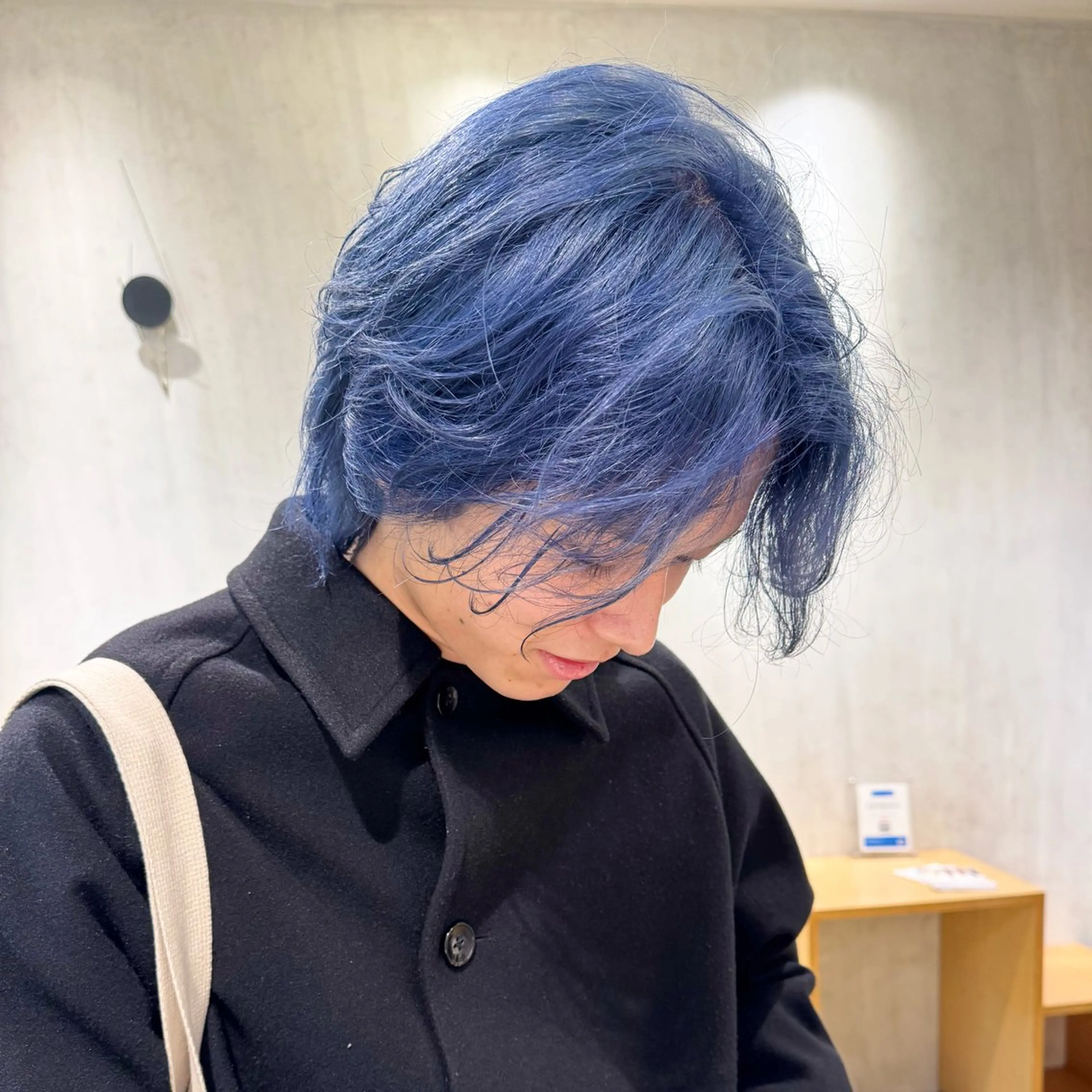 カラー メンズ メンズブリーチ メンズハイトーン メンズウルフカット ブリーチ ブルーカラー カット ヘアカラー メンズパーマ/フェ ザーパーマ/古川晴輝のヘアスタイル