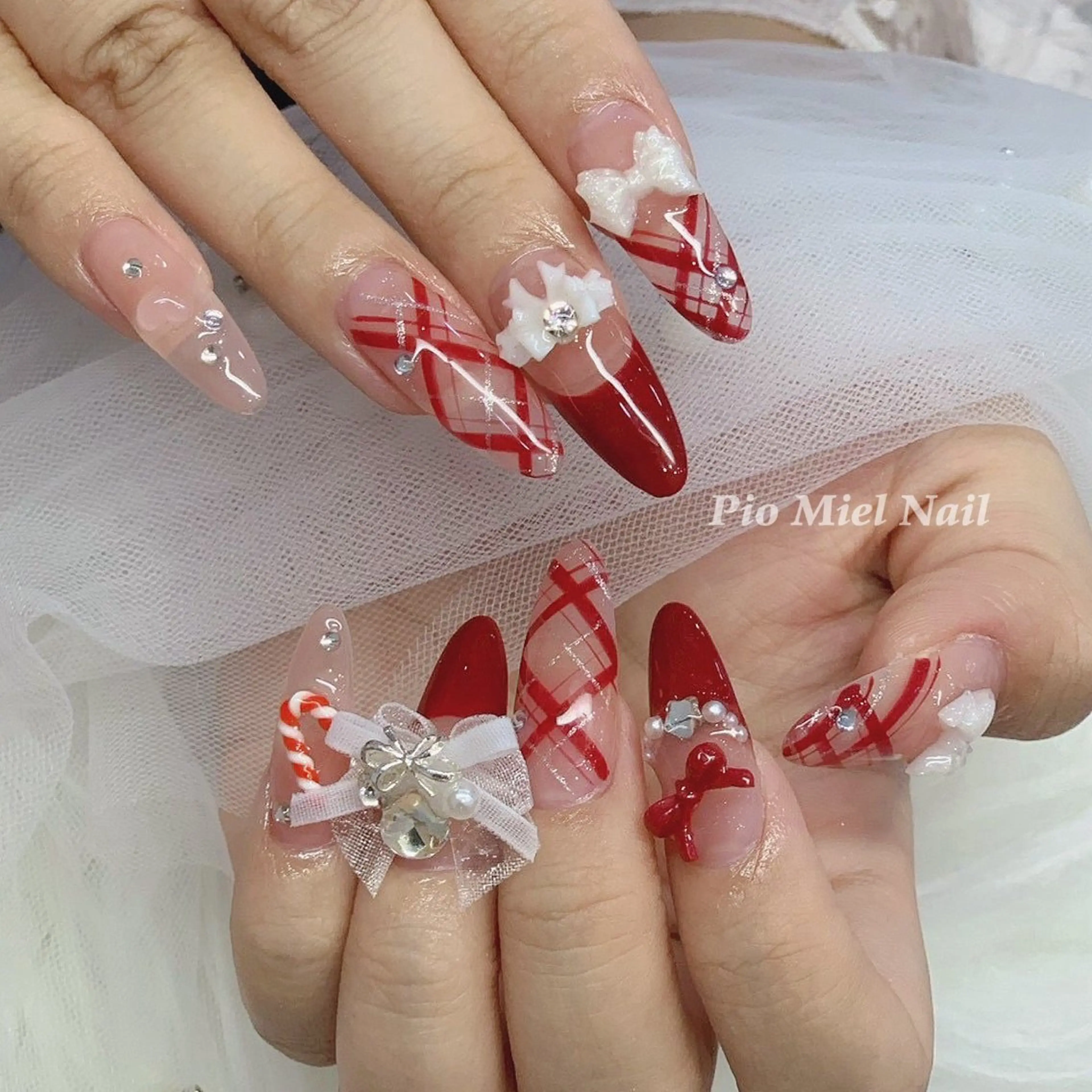 ネイル ガーリー ロングネイル 赤色 リボン ホワイト ハンドネイル momo 長さだしのネイルデザイン