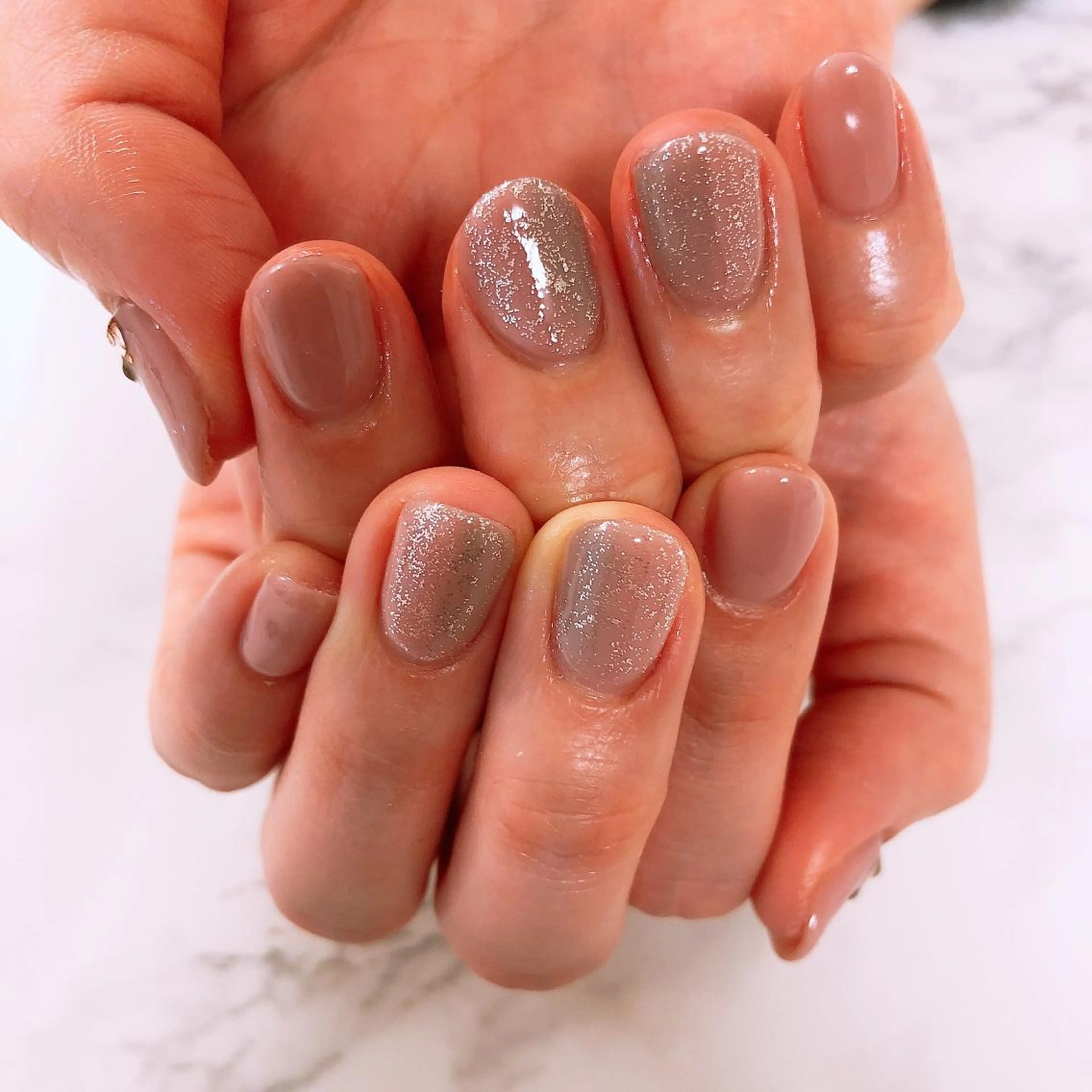 ネイル ブラウン グラデーション オフィスネイル ショートネイル シンプルネイル ono megumiのネイルデザイン