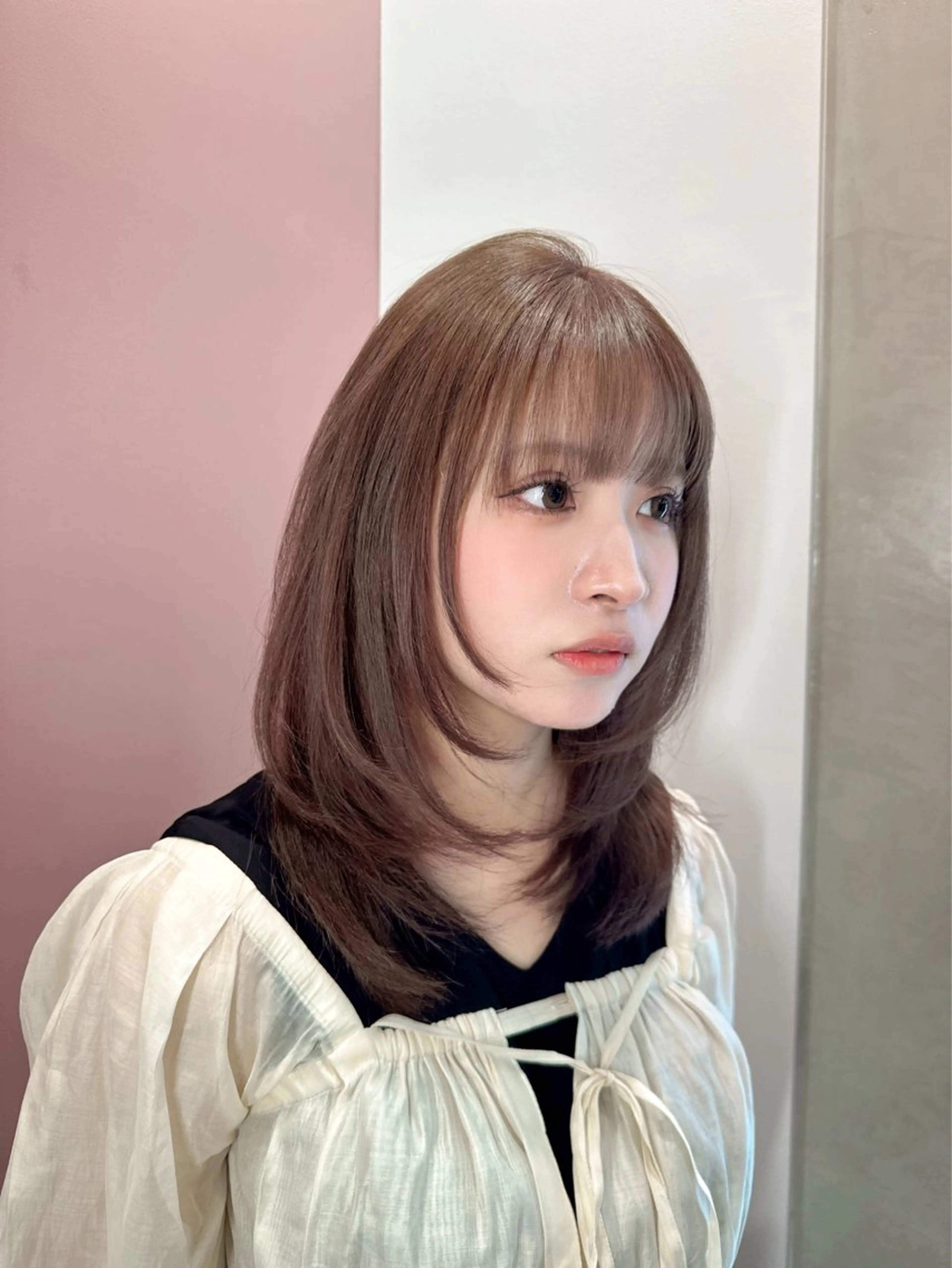 ミディアム カット ヘアカラー トリートメント レイヤーカット 透明感カラーのヘアスタイル