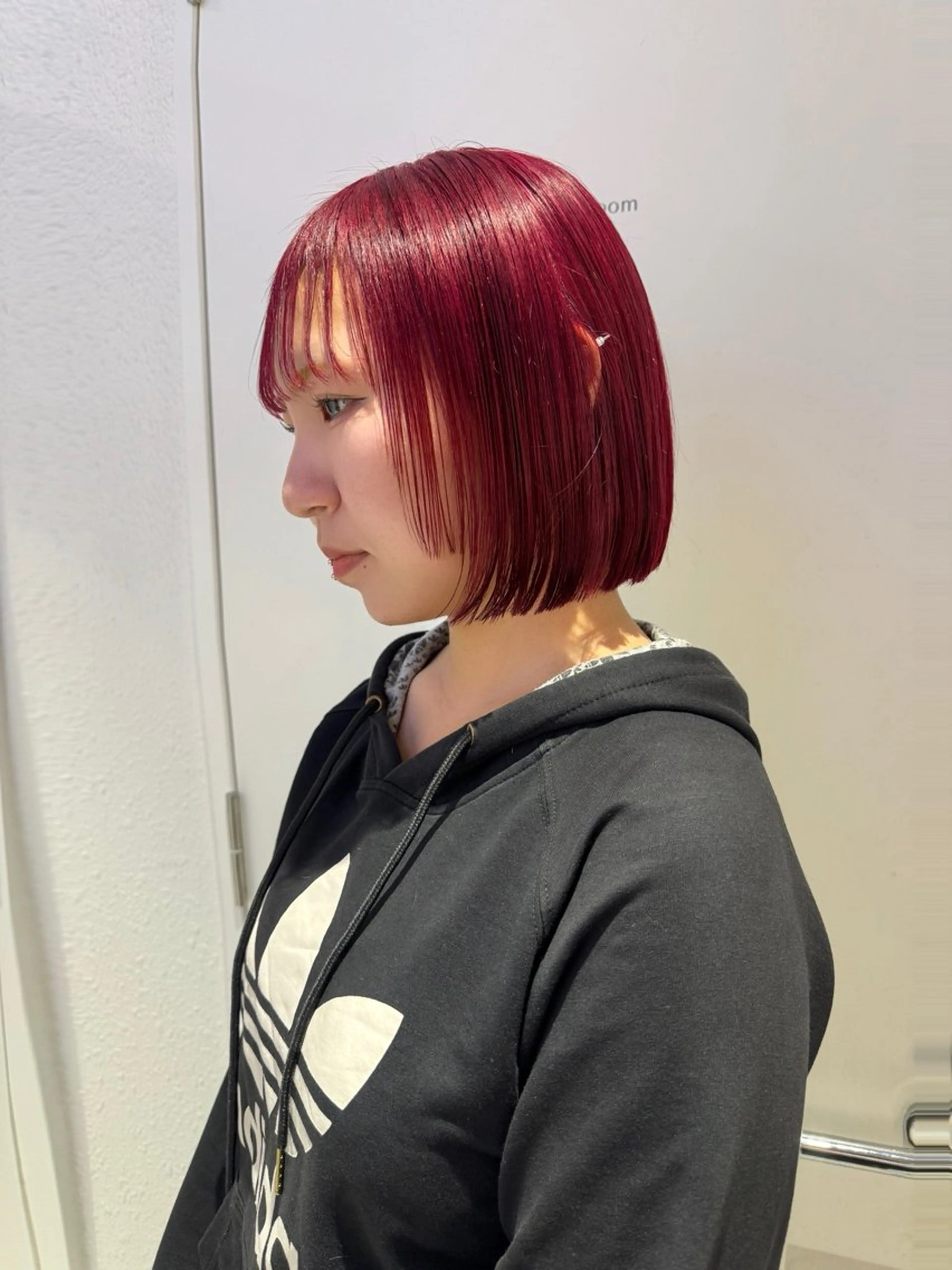 ショート カラー 切りっぱなしボブ レッドカラー ボブ Ami/艶カラー/ レイヤー/ハイトーンのヘアスタイル