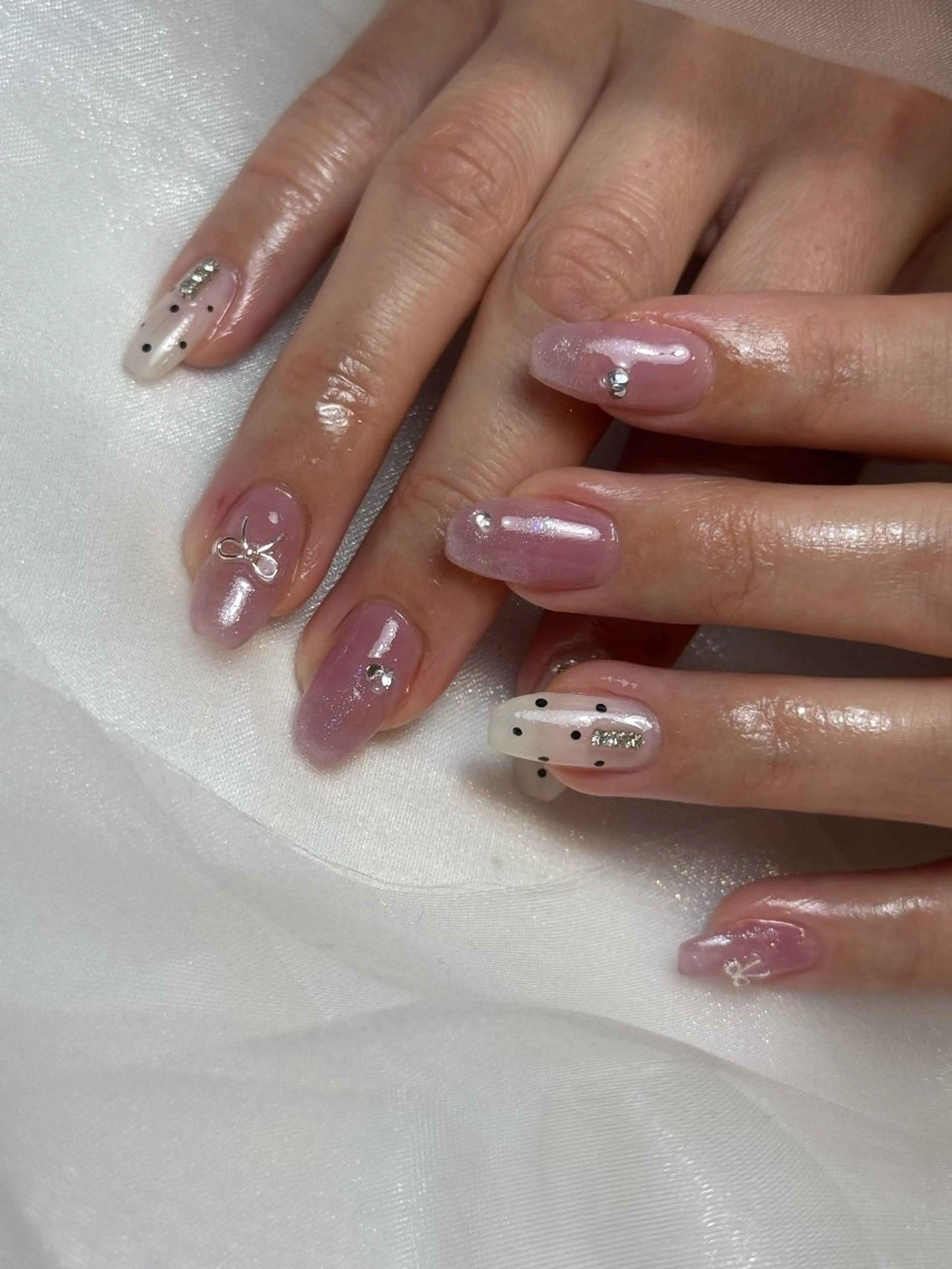 ネイル ドット リボン ホワイト yglow 【yuri】のネイルデザイン