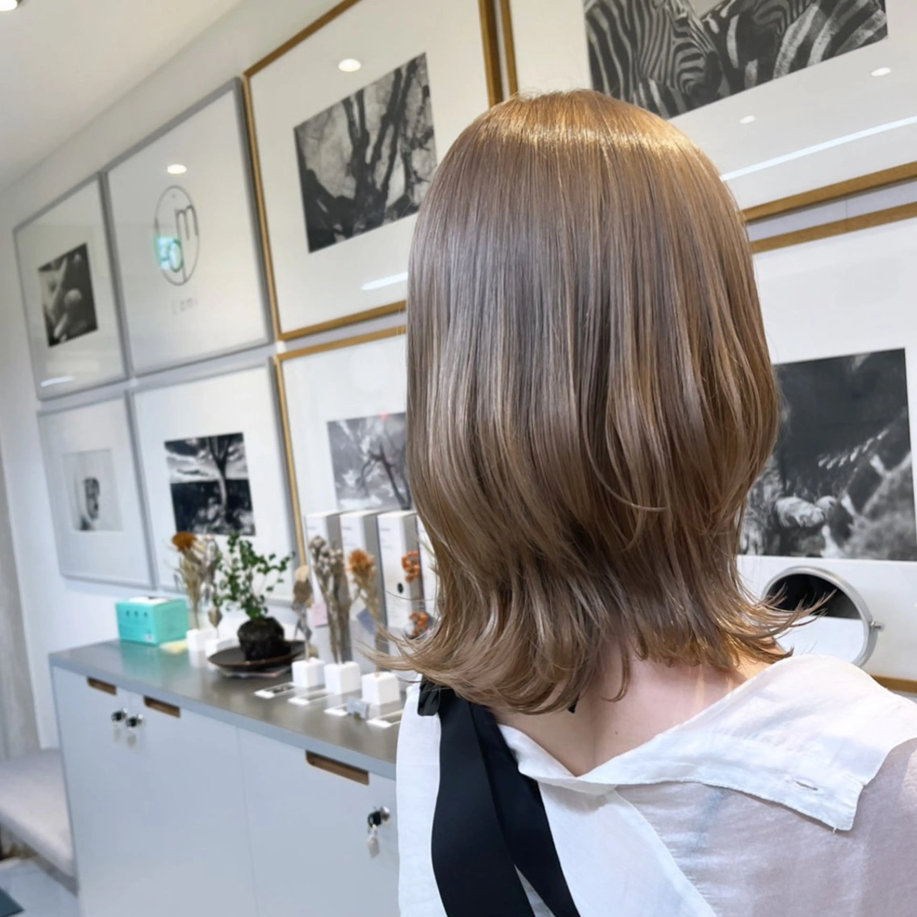 ミディアム カラー ベージュカラー ブロンド ブロンドベージュ ダブルカラー ハイトーンカラー ヘアカラー トリートメント ヘッドスパ ヘアセット カジュアルを女っぽく 𝗮𝘆𝗮𝗰𝗼のヘアスタイル