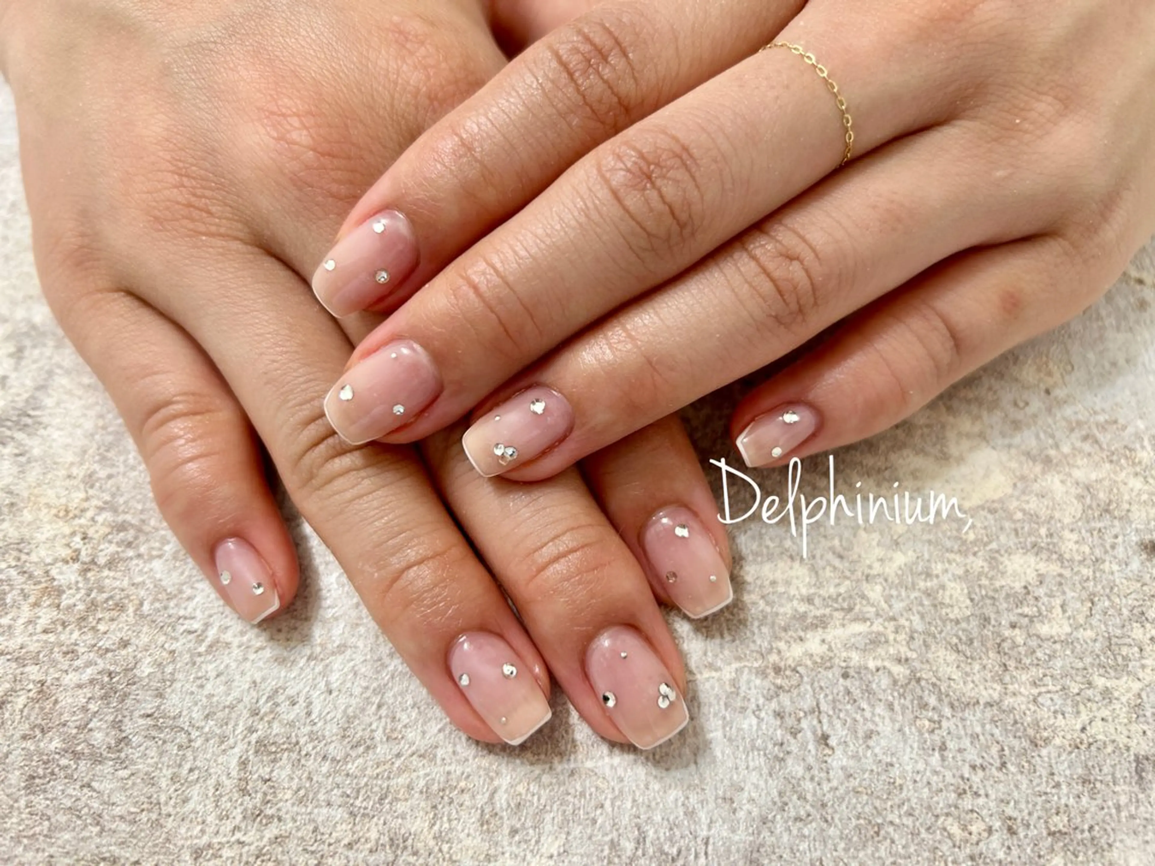 ネイル フレンチネイル キラキラネイル ハンドネイル 岡本 友恵のネイルデザイン