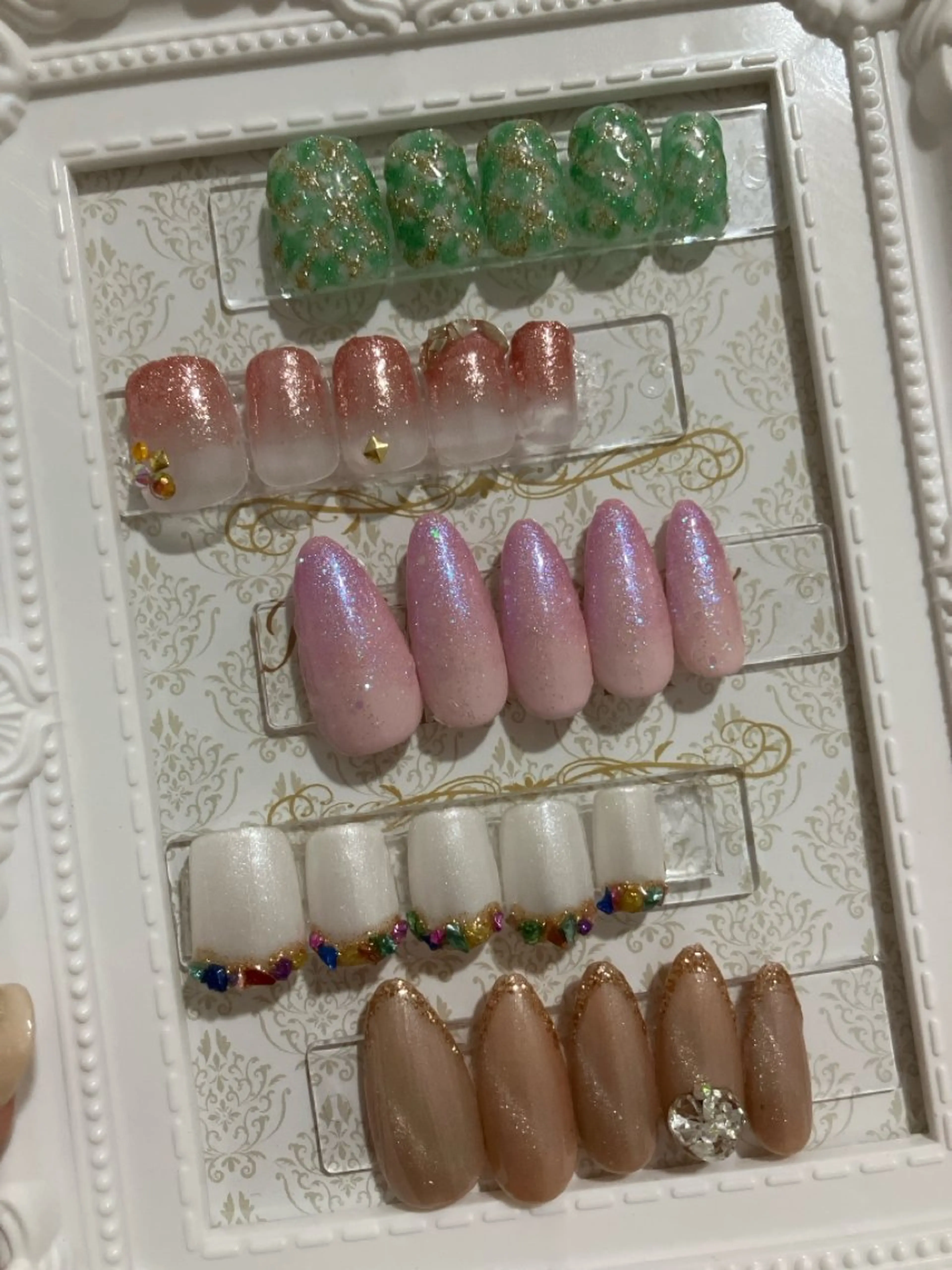 ネイル フレンチネイル ラメ(グリッター) ラメグラデーション マグネットネイル 逆フレンチ ハンドネイル ハンドケア Ideal Me 春内茉那の眉毛・アイブロウイメージ