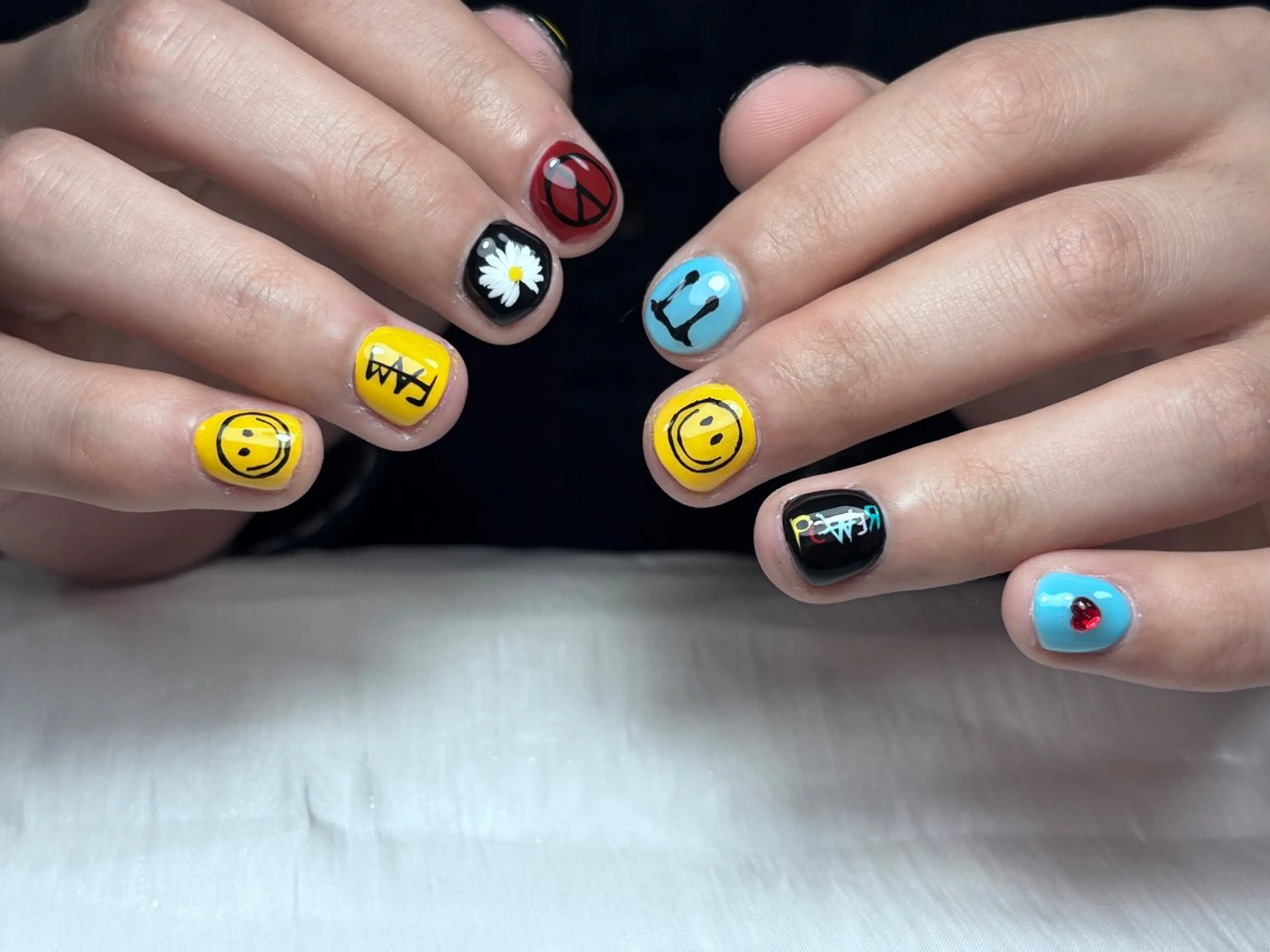 ネイル フラッシュネイル フレンチネイル グラデーション ラメ(グリッター) ネイルチップ ハンドネイル ハンドケア 小林 凛のネイルデザイン