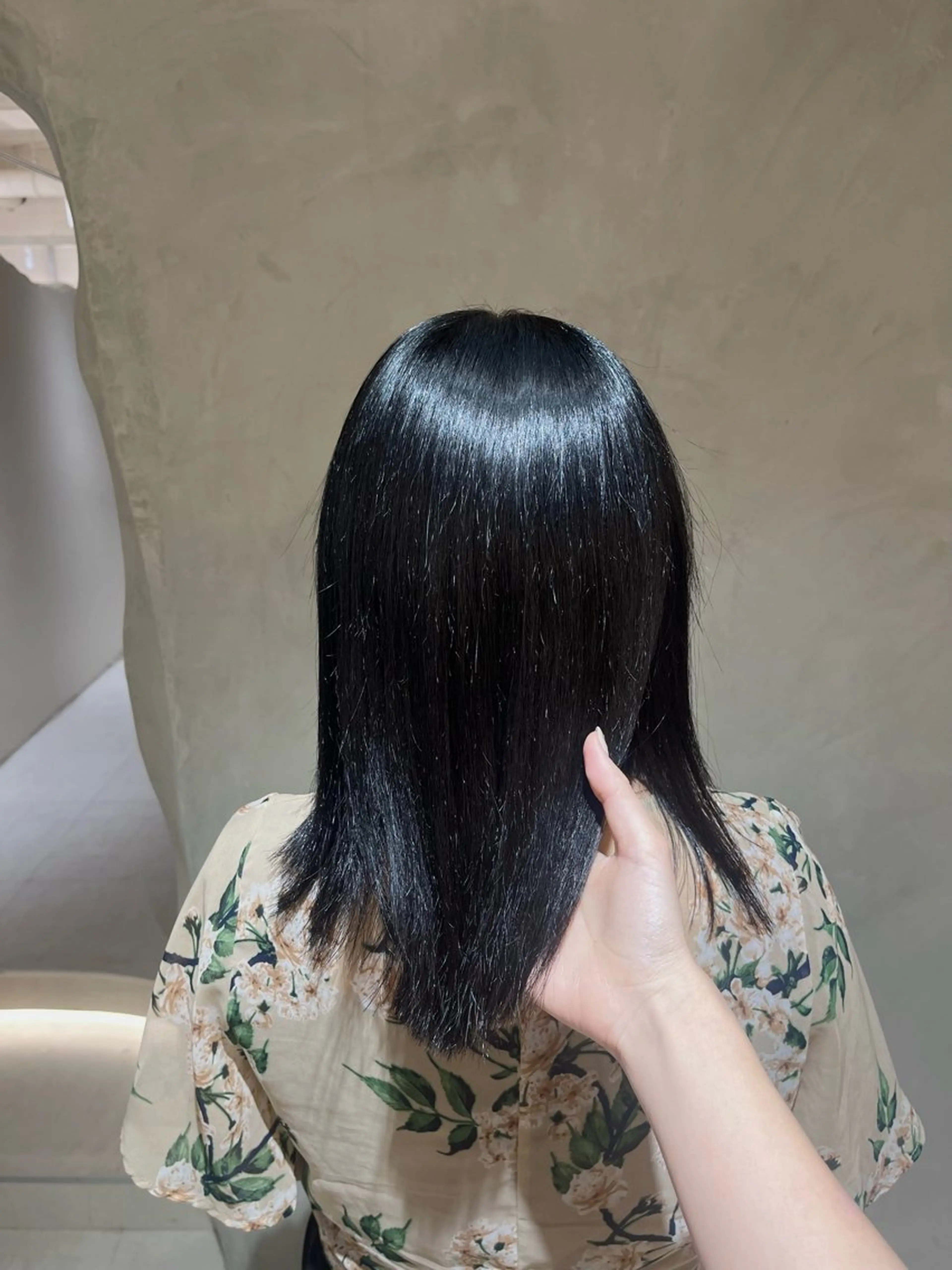 ミディアム カット 縮毛矯正 トリートメント 切りっぱなしボブ/ 艶カラー/綾莉のヘアスタイル
