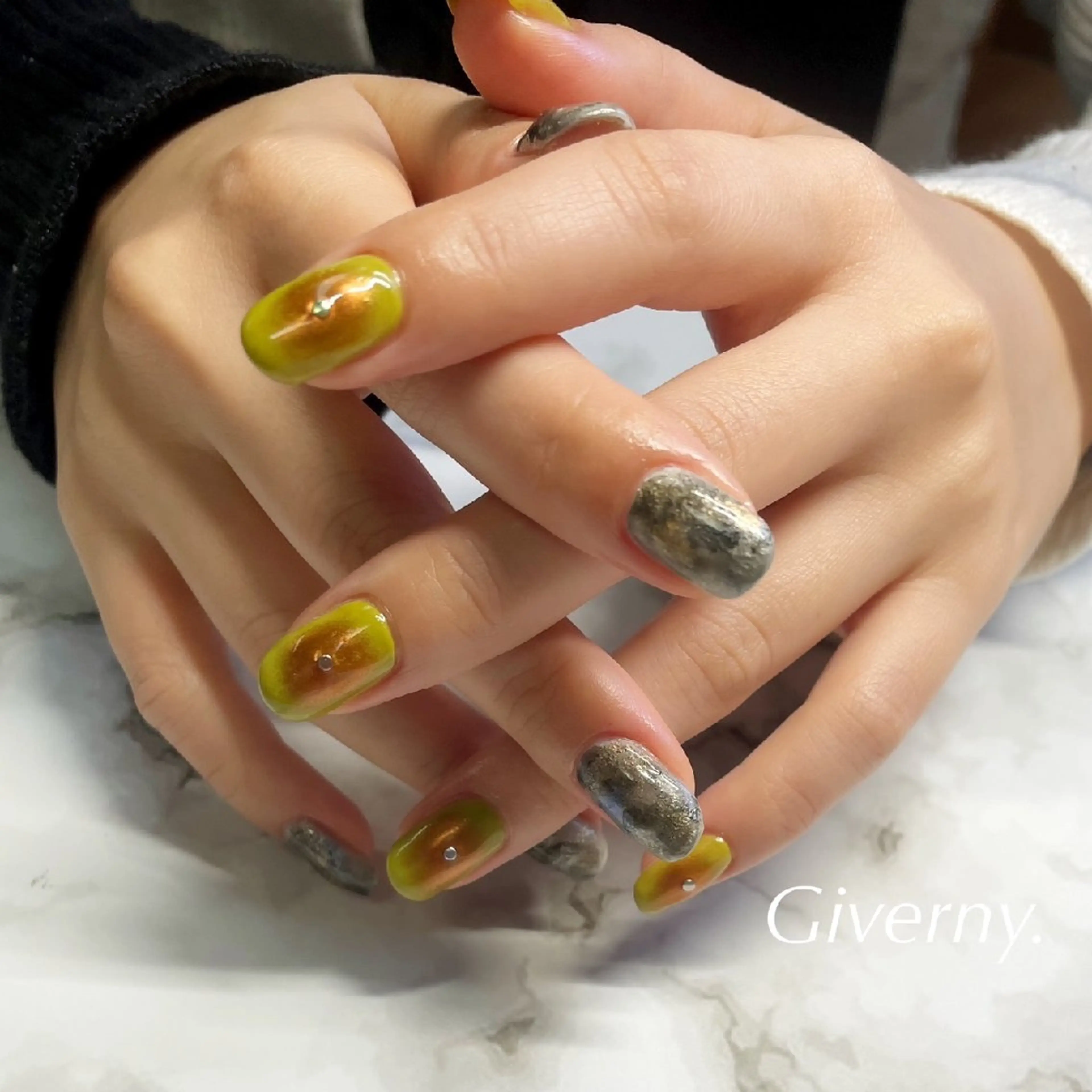 ネイル ミラーネイル 持ち込み ニュアンスネイル ハンドネイル Giverny .のネイルデザイン