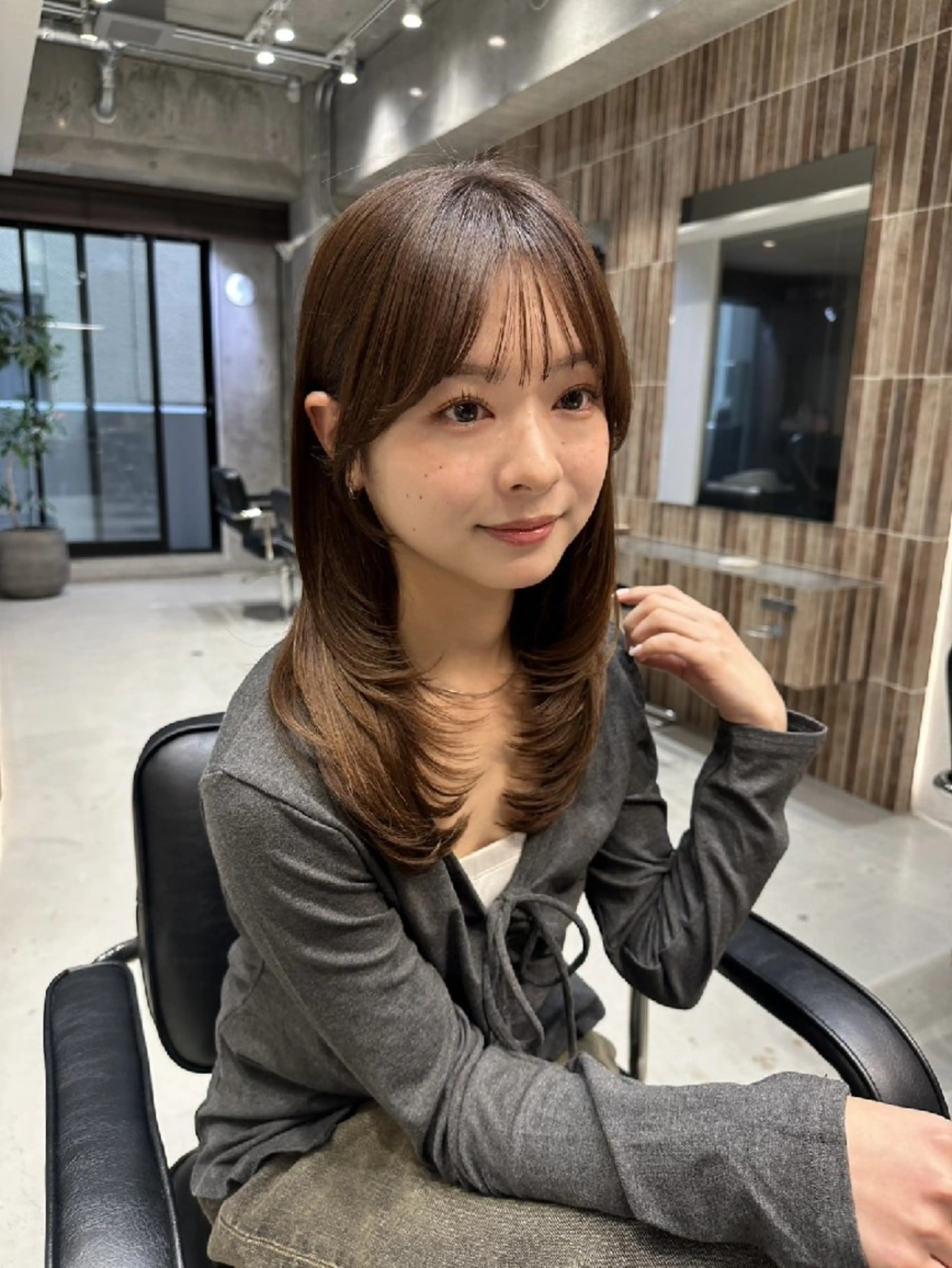 セミロング カラー ベージュカラー 透明感カラー ココアベージュ 顔周りカット ハッシュカット カット ヘアカラー トリートメント HONEY渋谷 髪質改善/レイヤーのヘアスタイル