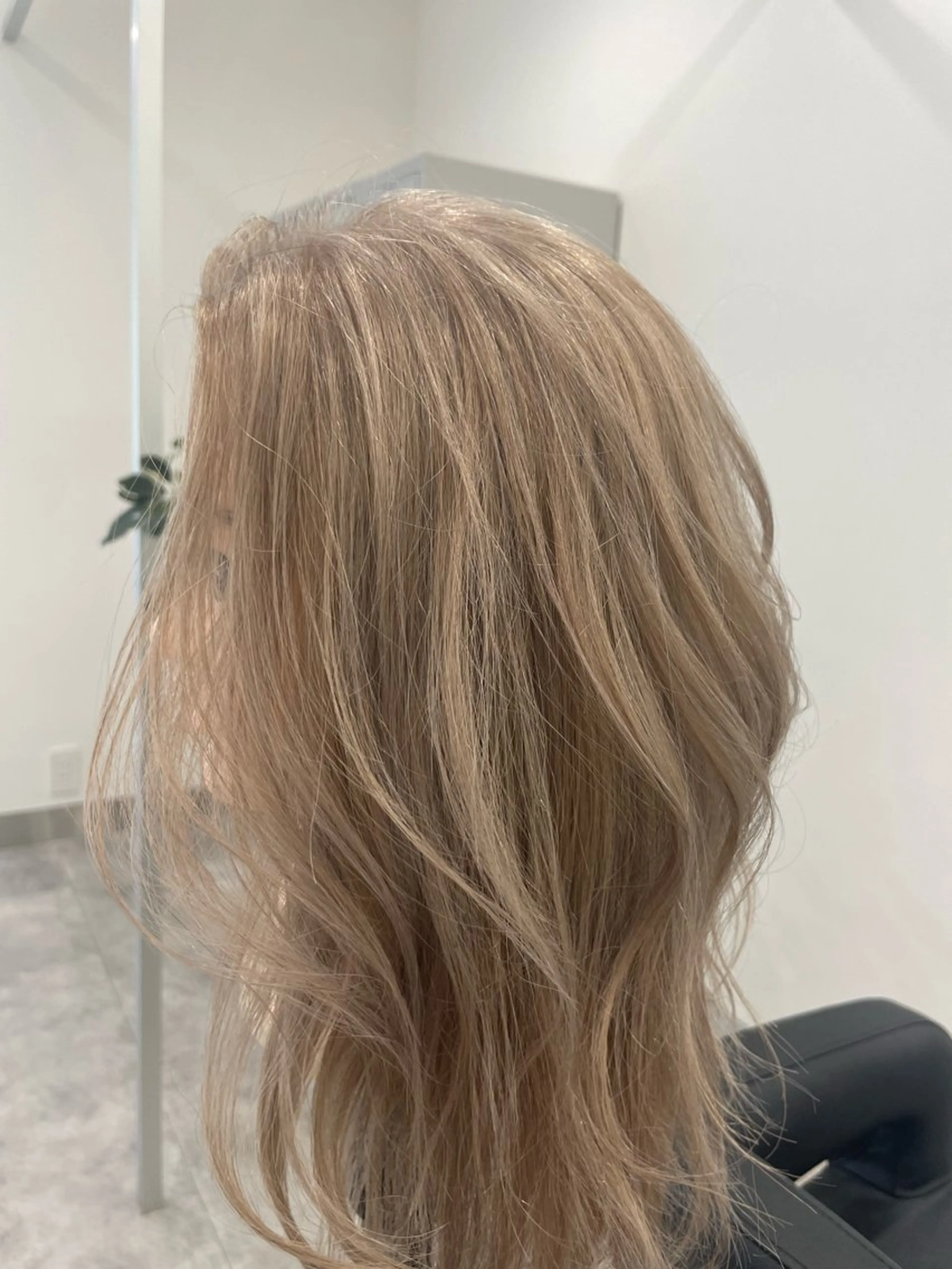 ロング カラー ブリーチ 透明感カラー グレージュ ミルクティーグレージュ ⭐トレンドカット&カ ラーCocoro🪿のヘアスタイル