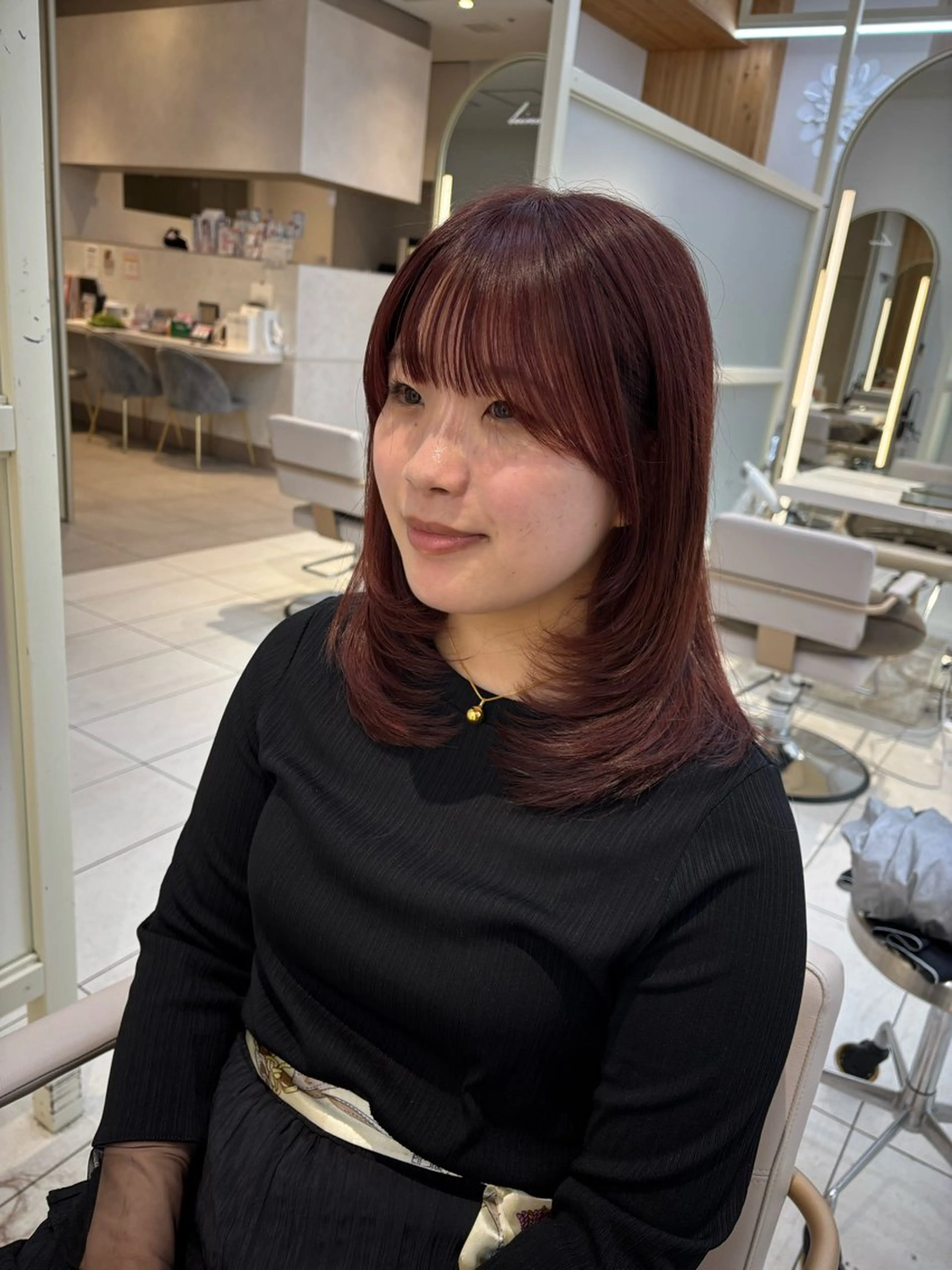 ミディアム カット かなこ／重めレイヤー ／透明感カラーのヘアスタイル