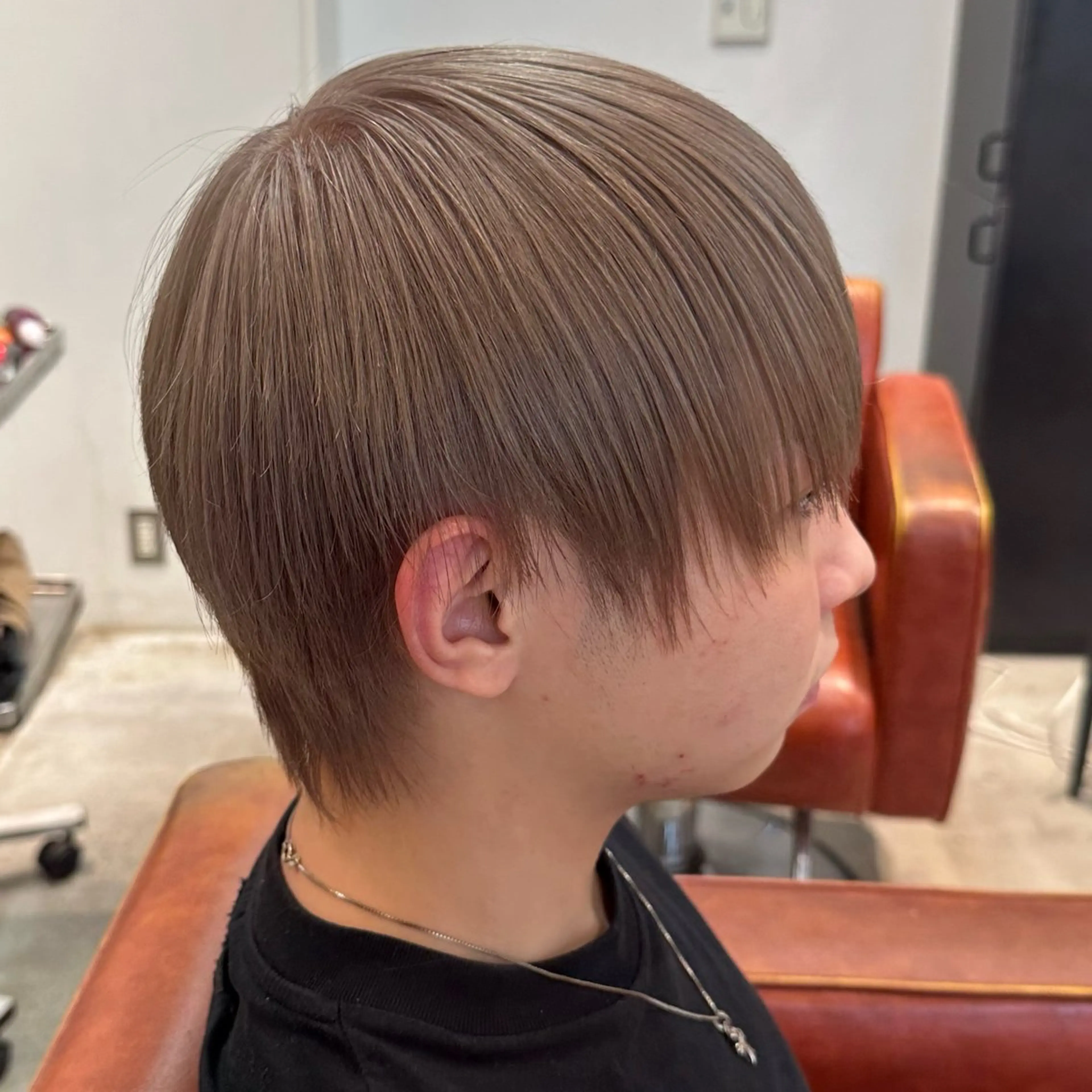 ショート カラー メンズ ハイトーンニュアンス 毛流れシャドウパーマのヘアスタイル