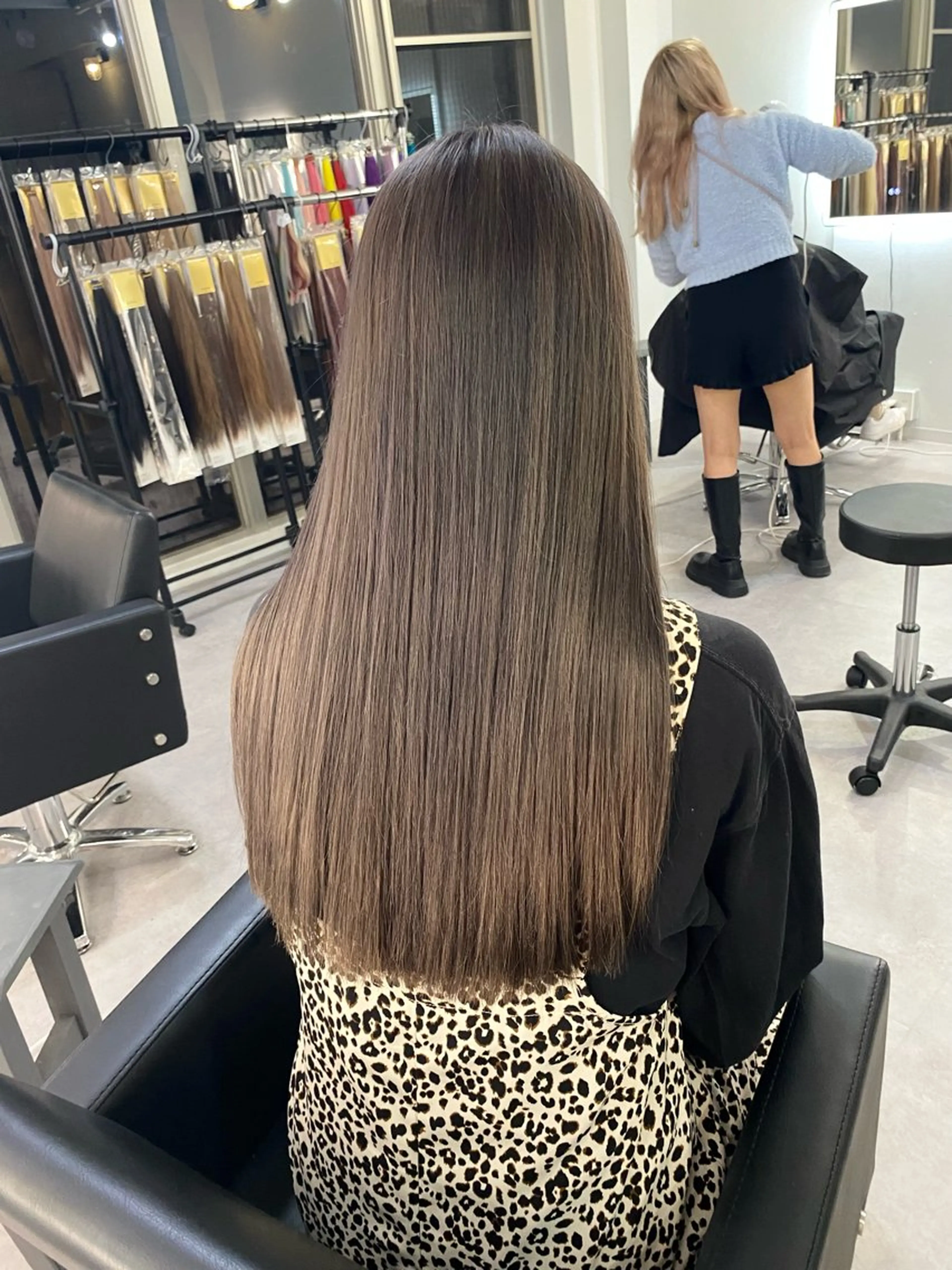 ロング カラー 透明感カラー ダブルカラー グレージュ 大阪ケアブリーチ/ ミルクティーベージュのヘアスタイル