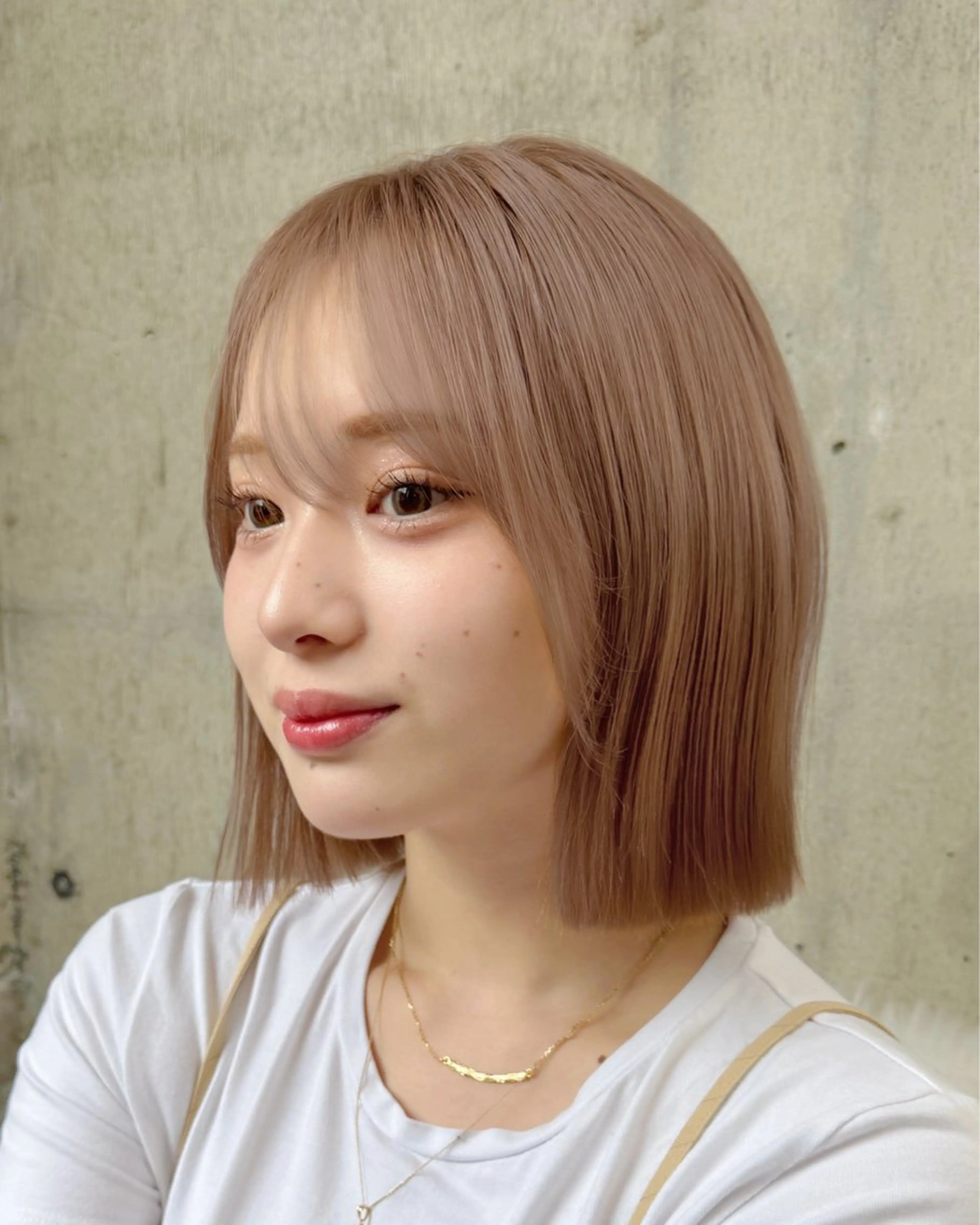 ショート カラー 切りっぱなしボブ ベージュカラー ブリーチ ハイトーンカラー ミルクティーベージュ カット ヘアカラー 柔らかいレイヤー🌿 大人ヘア/みっきーのヘアスタイル