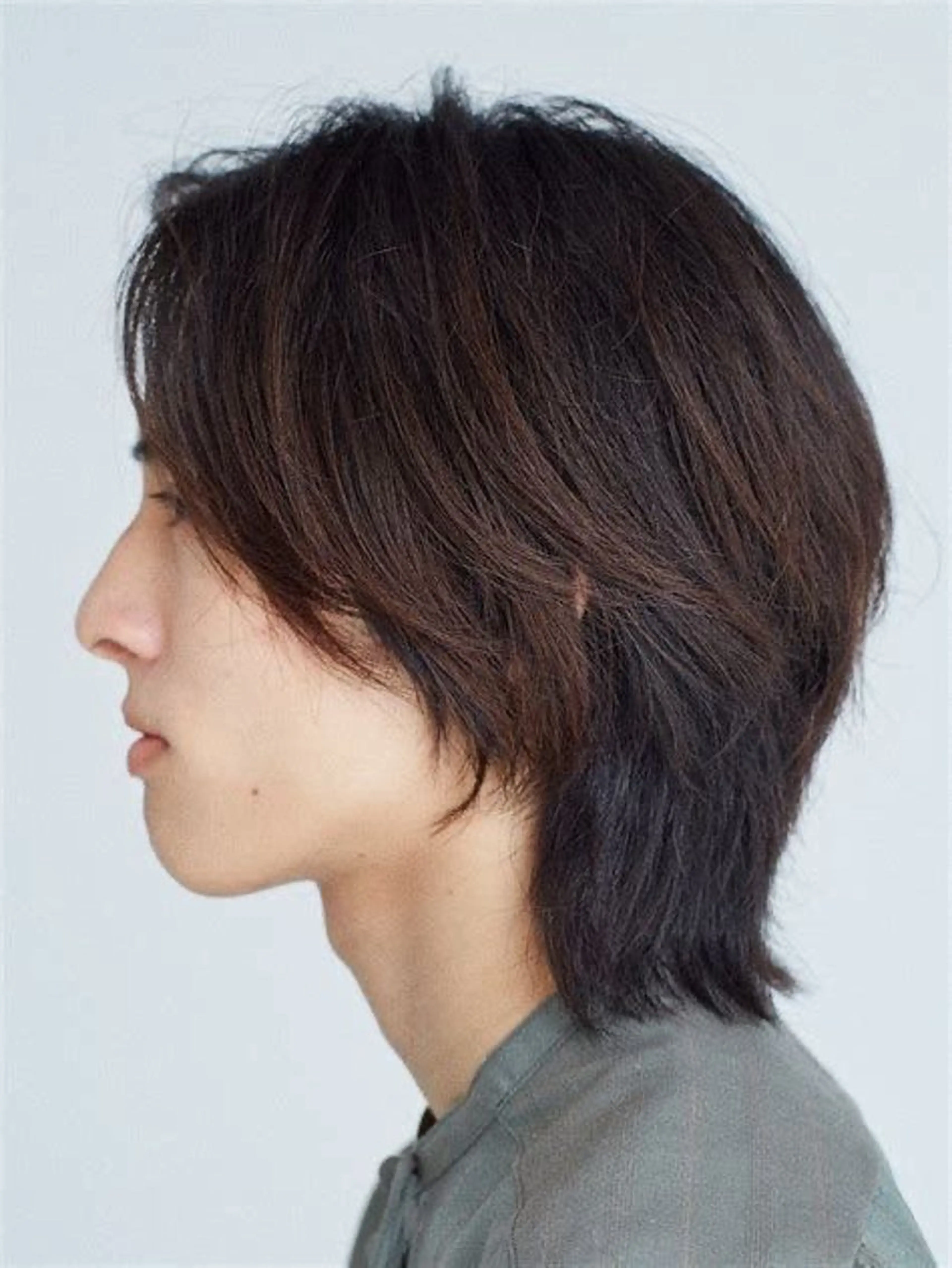 ミディアム メンズ 曲がる縮毛矯正 センターパートのヘアスタイル