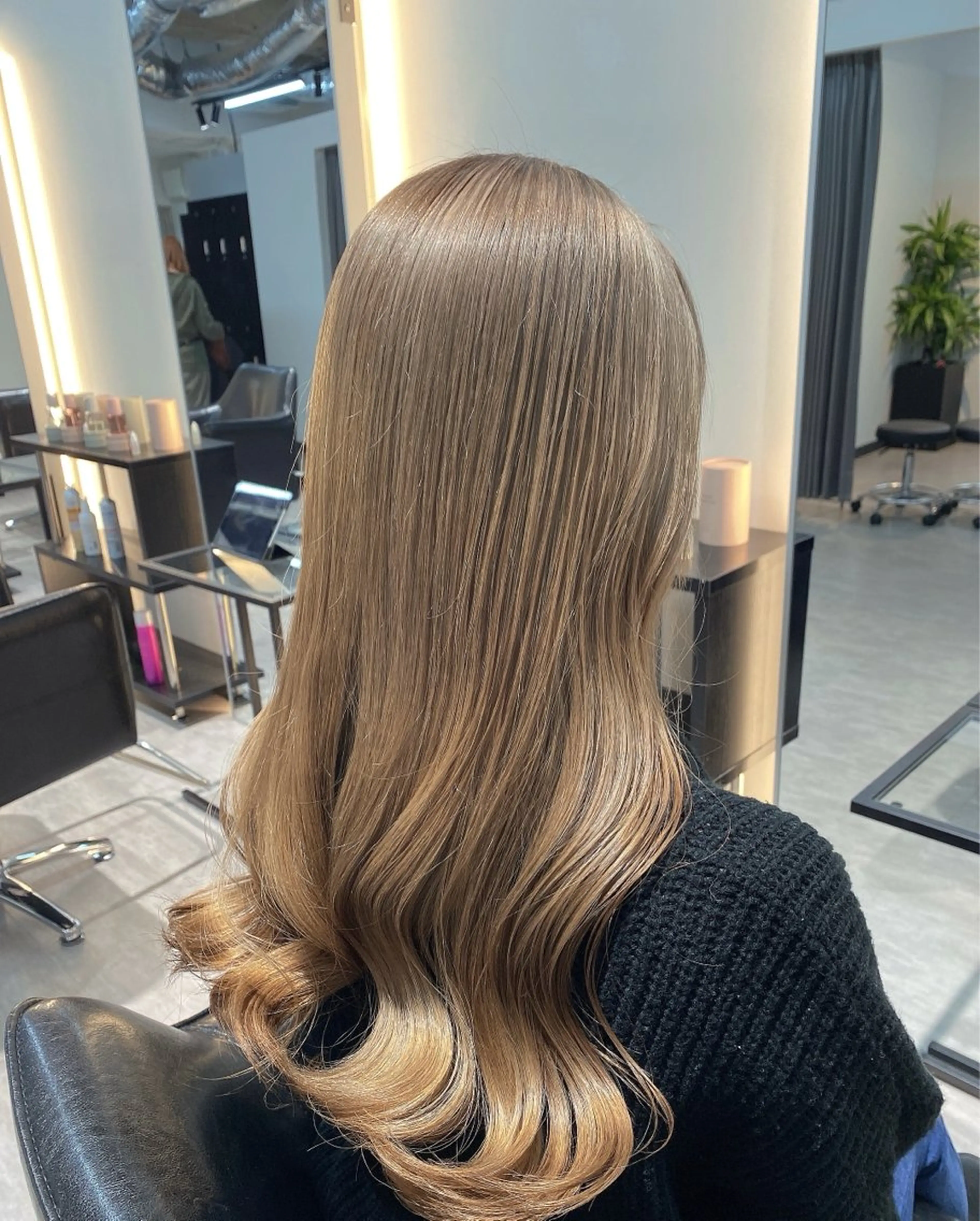 ロング カラー ベージュカラー ブリーチ ミルクティーベージュ 上村 恵里佳のヘアスタイル