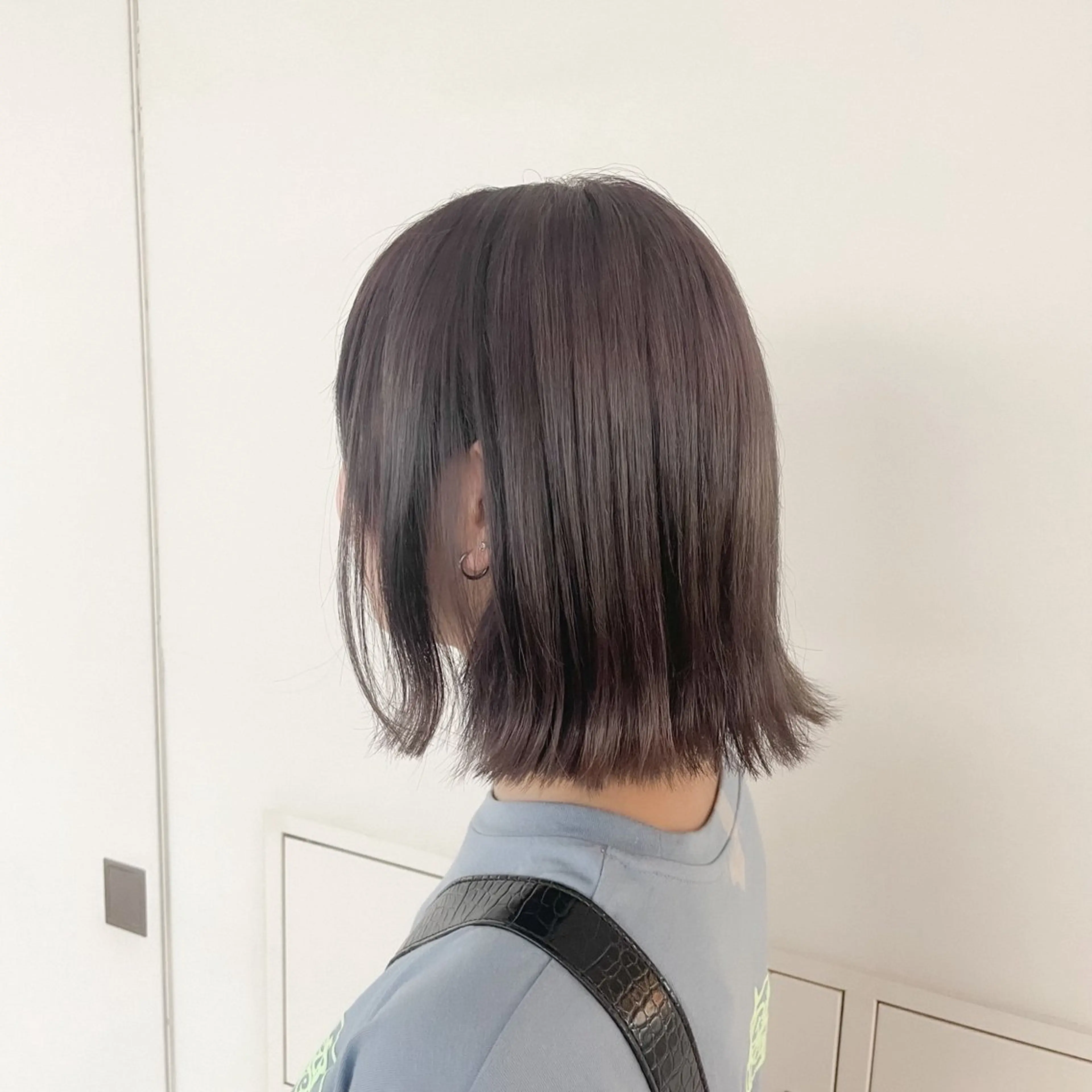 ミディアム アッシュ アッシュグレー アッシュグレージュ 落合 美穂のヘアスタイル