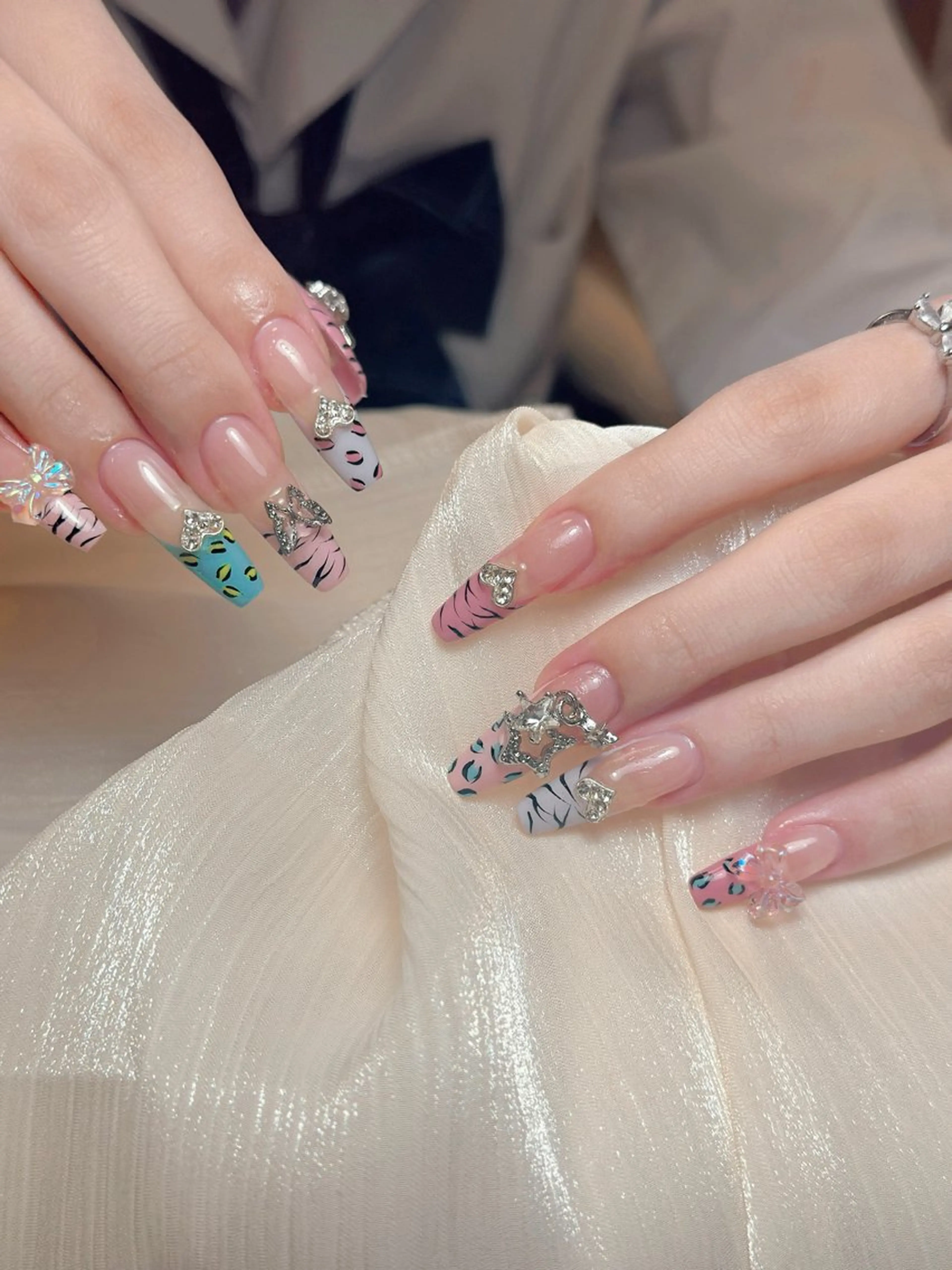 ネイル アートネイル チークネイル ジェルネイル グラデーション キラキラネイル ネイル👑クイーンズ NailQueensのネイルデザイン