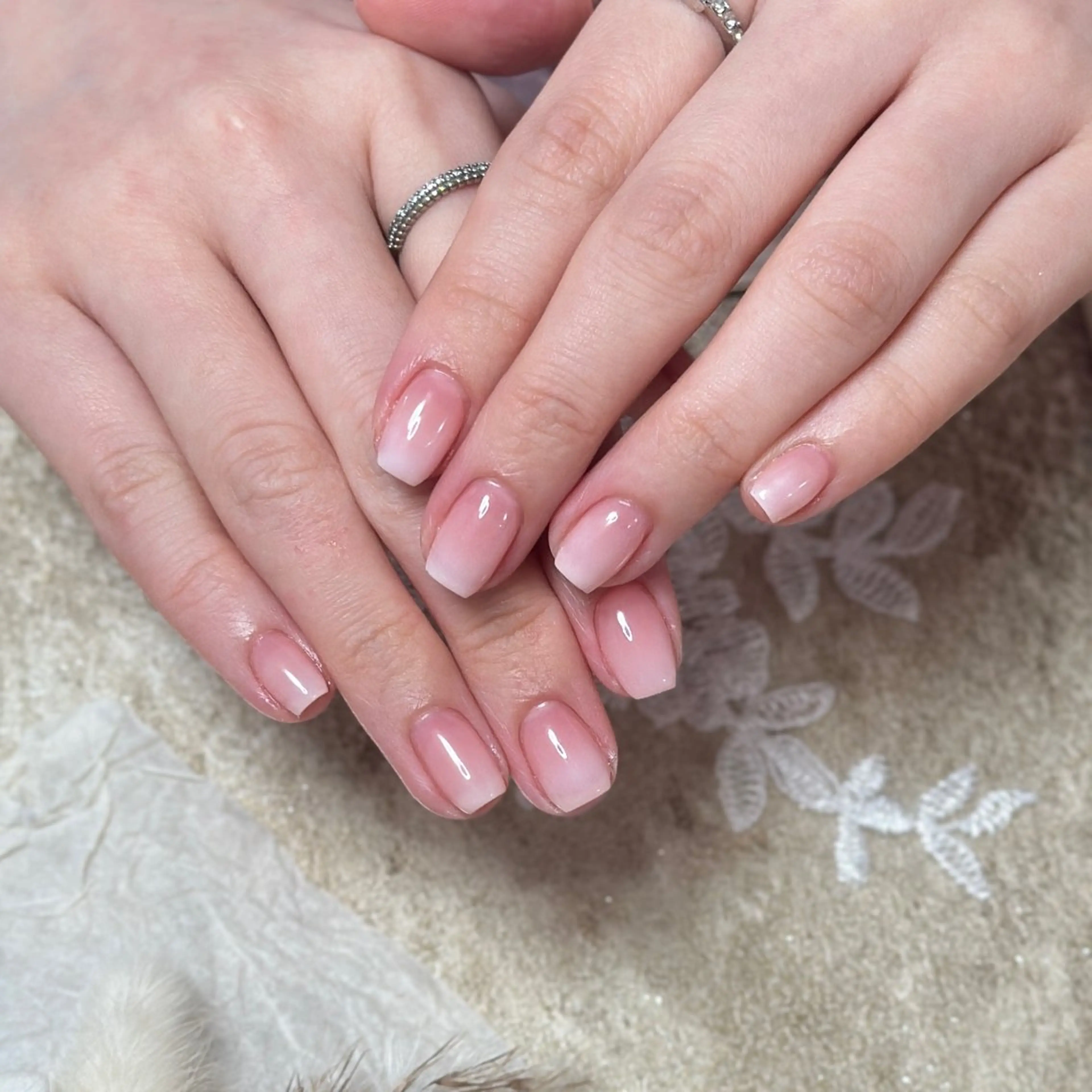 ネイル アートネイル オーロラネイル チークネイル フレンチネイル ガラスフレンチ 🎀YooLi Nail salonのネイルデザイン